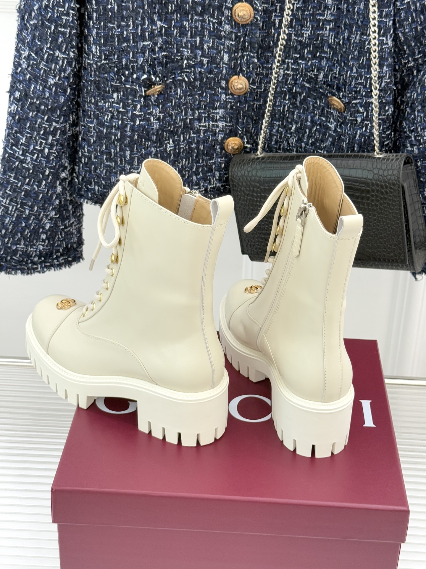 Gucci/古驰经典双G金属标厚底马丁靴短靴当经典靴型邂逅品牌基因这双短靴为冬日穿搭注入复古与锋芒。鞋头