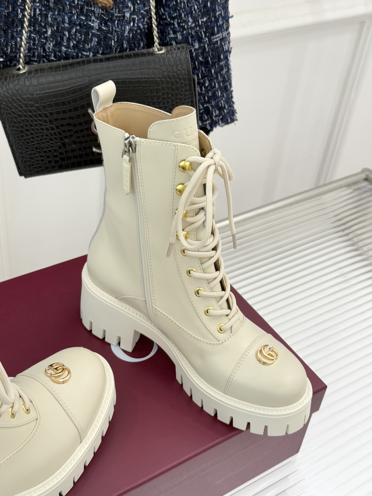 Gucci/古驰经典双G金属标厚底马丁靴短靴当经典靴型邂逅品牌基因这双短靴为冬日穿搭注入复古与锋芒。鞋头