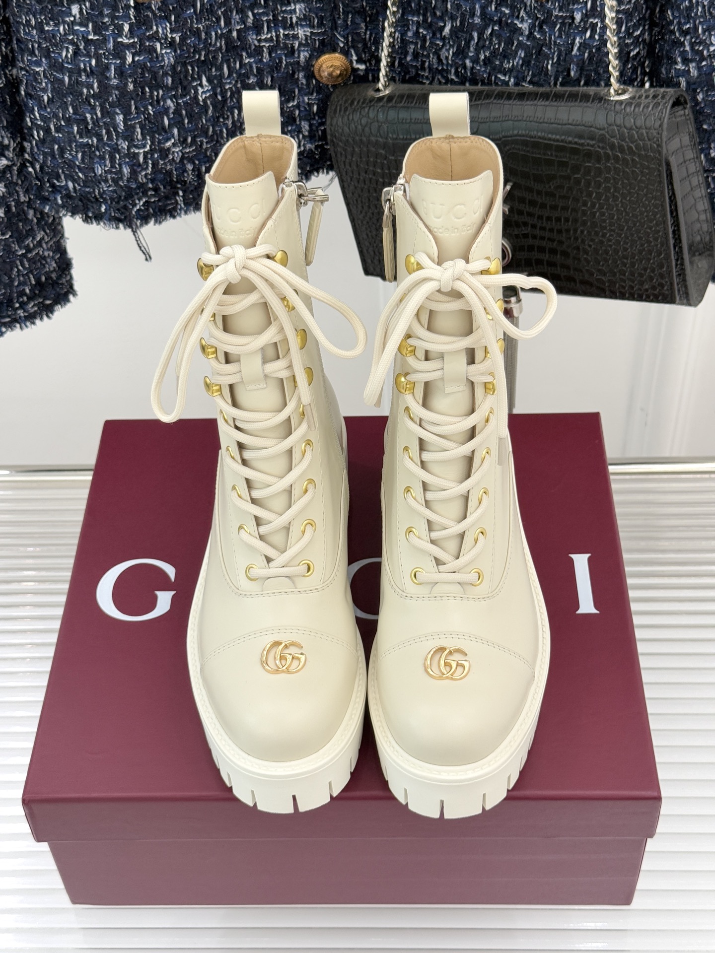 Gucci/古驰经典双G金属标厚底马丁靴短靴当经典靴型邂逅品牌基因这双短靴为冬日穿搭注入复古与锋芒。鞋头