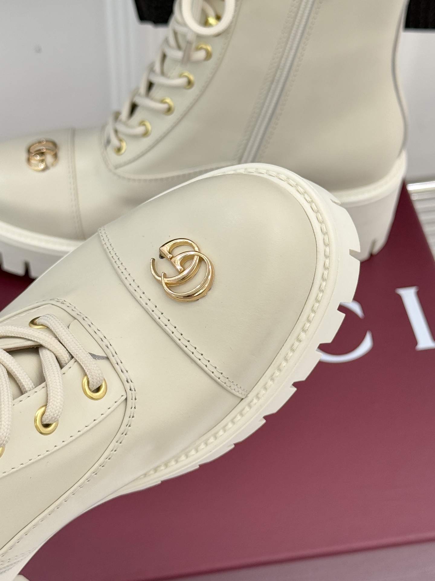 Gucci/古驰经典双G金属标厚底马丁靴短靴当经典靴型邂逅品牌基因这双短靴为冬日穿搭注入复古与锋芒。鞋头