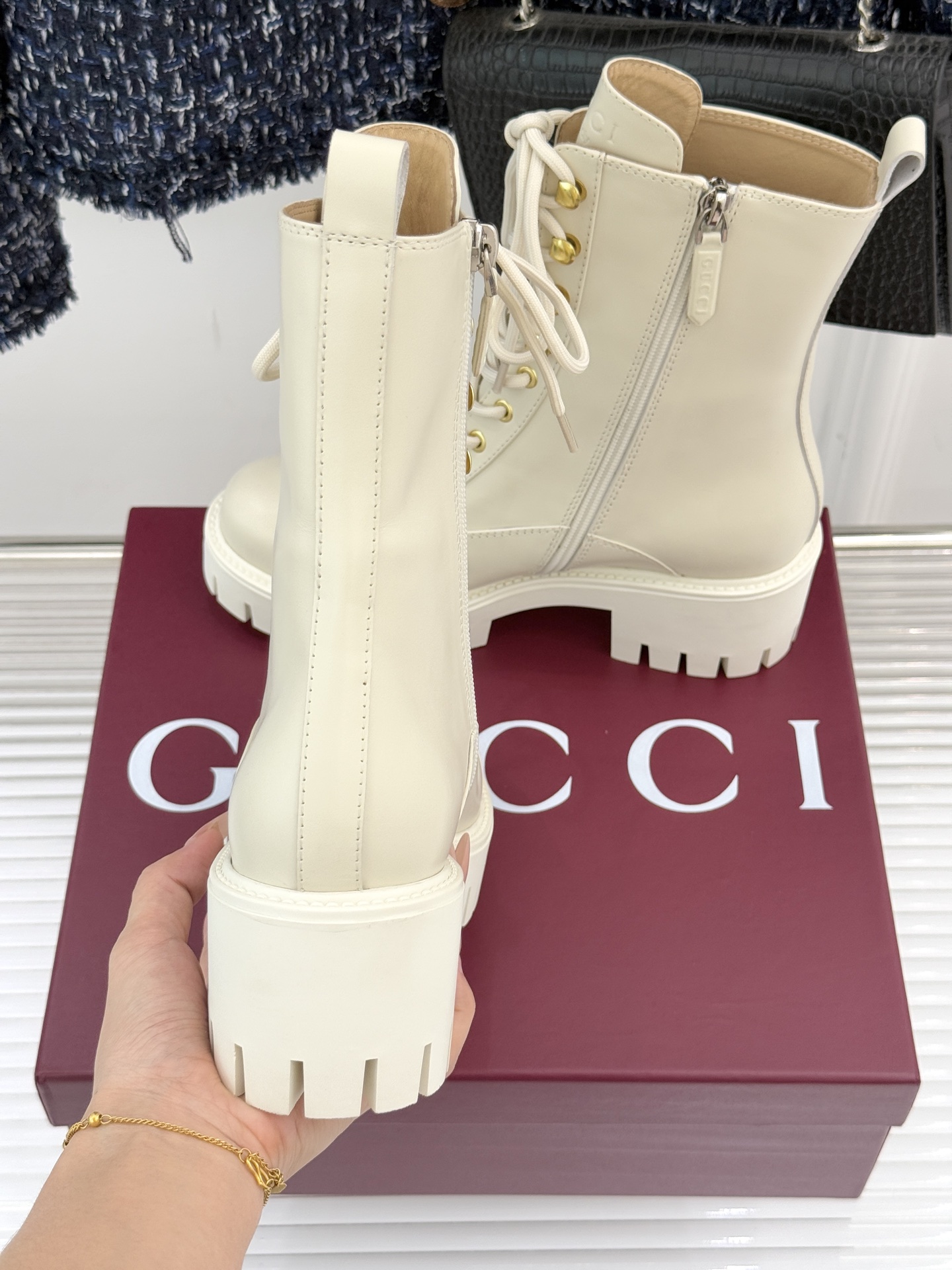 Gucci/古驰经典双G金属标厚底马丁靴短靴当经典靴型邂逅品牌基因这双短靴为冬日穿搭注入复古与锋芒。鞋头