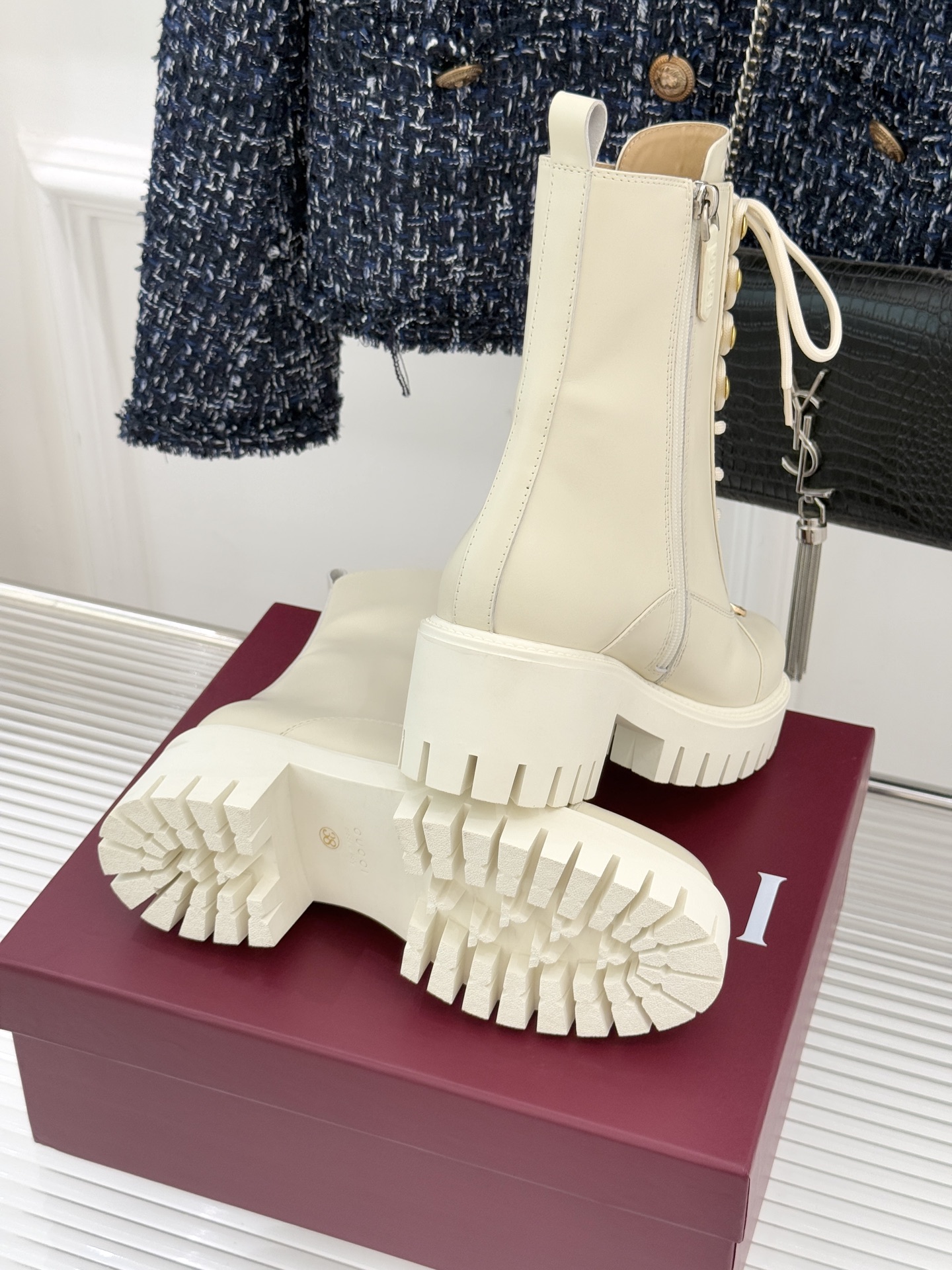 Gucci/古驰经典双G金属标厚底马丁靴短靴当经典靴型邂逅品牌基因这双短靴为冬日穿搭注入复古与锋芒。鞋头