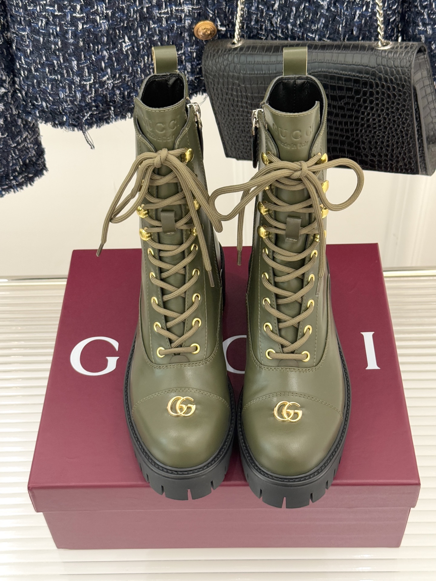 Gucci/古驰经典双G金属标厚底马丁靴短靴当经典靴型邂逅品牌基因这双短靴为冬日穿搭注入复古与锋芒。鞋头