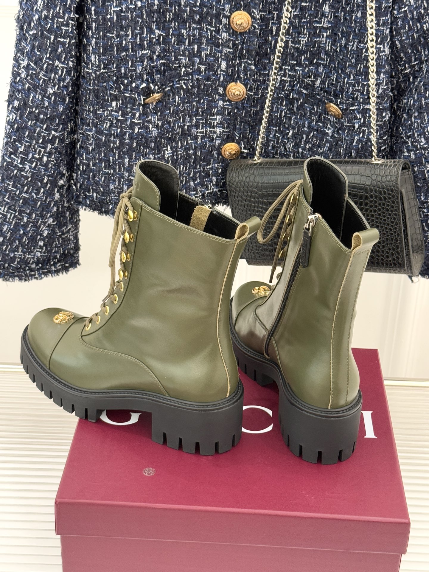 Gucci/古驰经典双G金属标厚底马丁靴短靴当经典靴型邂逅品牌基因这双短靴为冬日穿搭注入复古与锋芒。鞋头