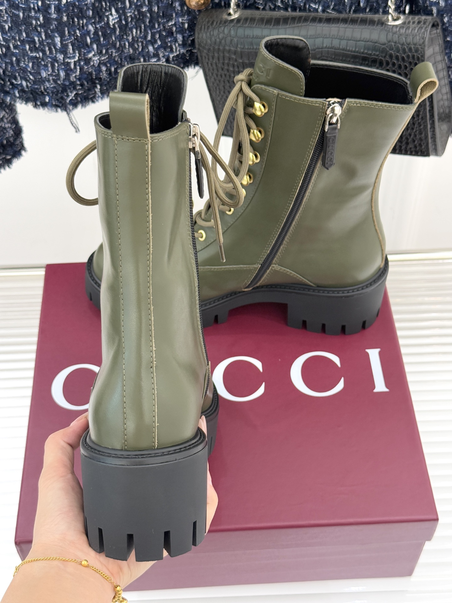 Gucci/古驰经典双G金属标厚底马丁靴短靴当经典靴型邂逅品牌基因这双短靴为冬日穿搭注入复古与锋芒。鞋头