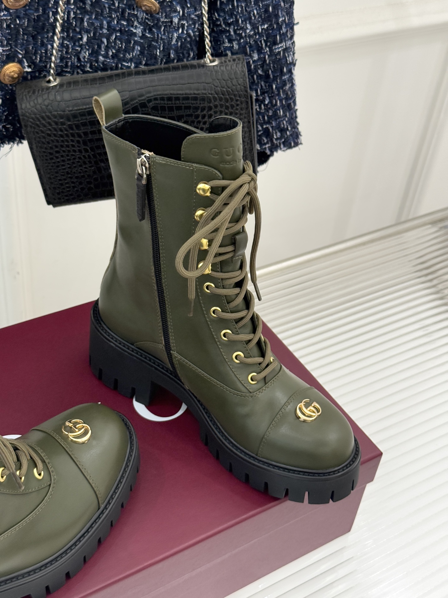 Gucci/古驰经典双G金属标厚底马丁靴短靴当经典靴型邂逅品牌基因这双短靴为冬日穿搭注入复古与锋芒。鞋头