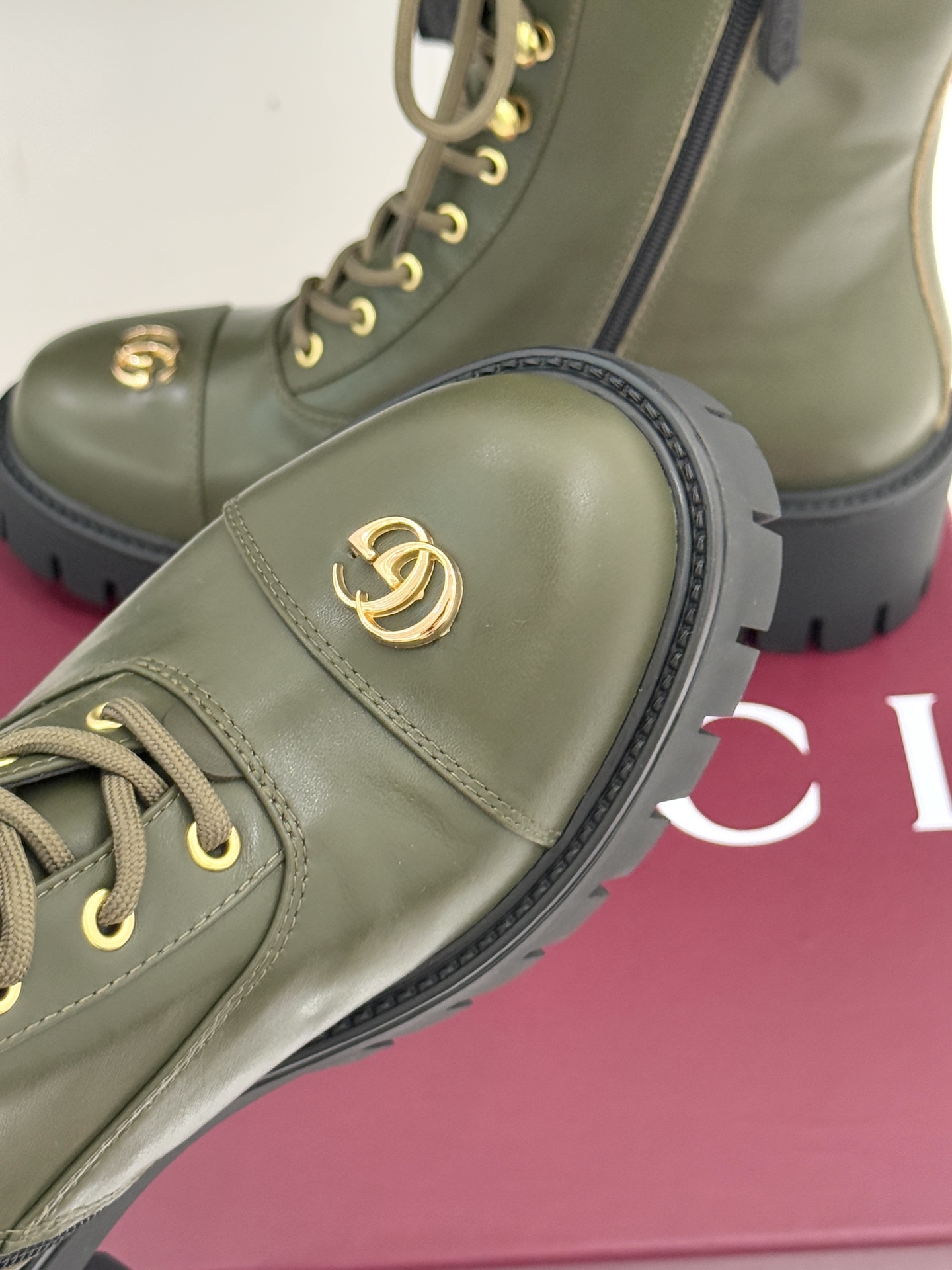 Gucci/古驰经典双G金属标厚底马丁靴短靴当经典靴型邂逅品牌基因这双短靴为冬日穿搭注入复古与锋芒。鞋头