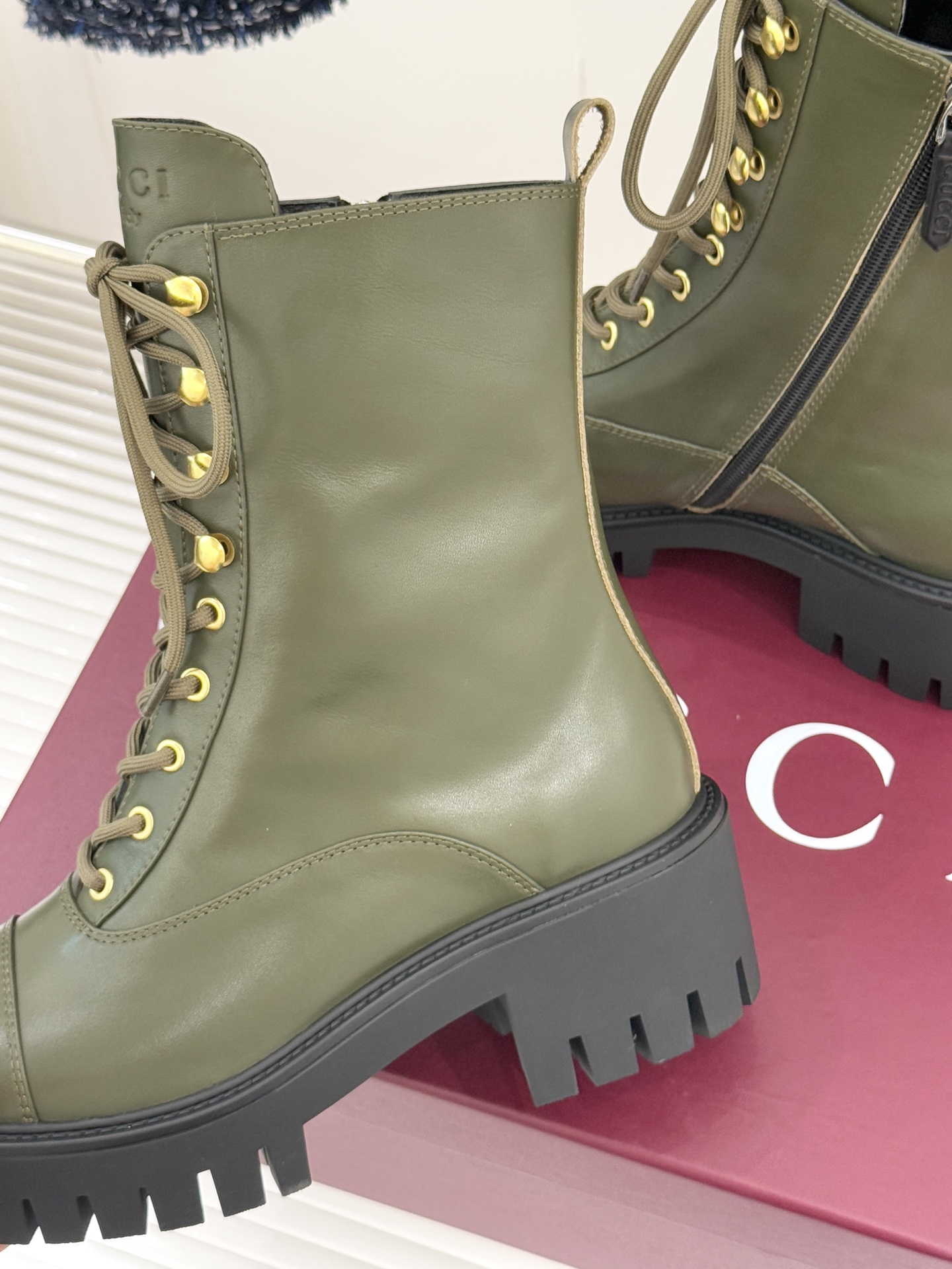 Gucci/古驰经典双G金属标厚底马丁靴短靴当经典靴型邂逅品牌基因这双短靴为冬日穿搭注入复古与锋芒。鞋头