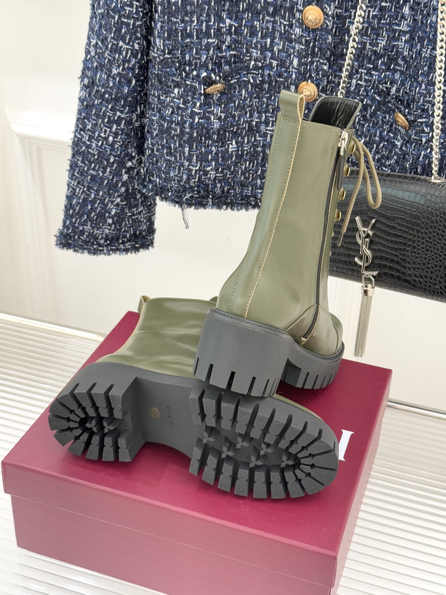 Gucci/古驰经典双G金属标厚底马丁靴短靴当经典靴型邂逅品牌基因这双短靴为冬日穿搭注入复古与锋芒。鞋头