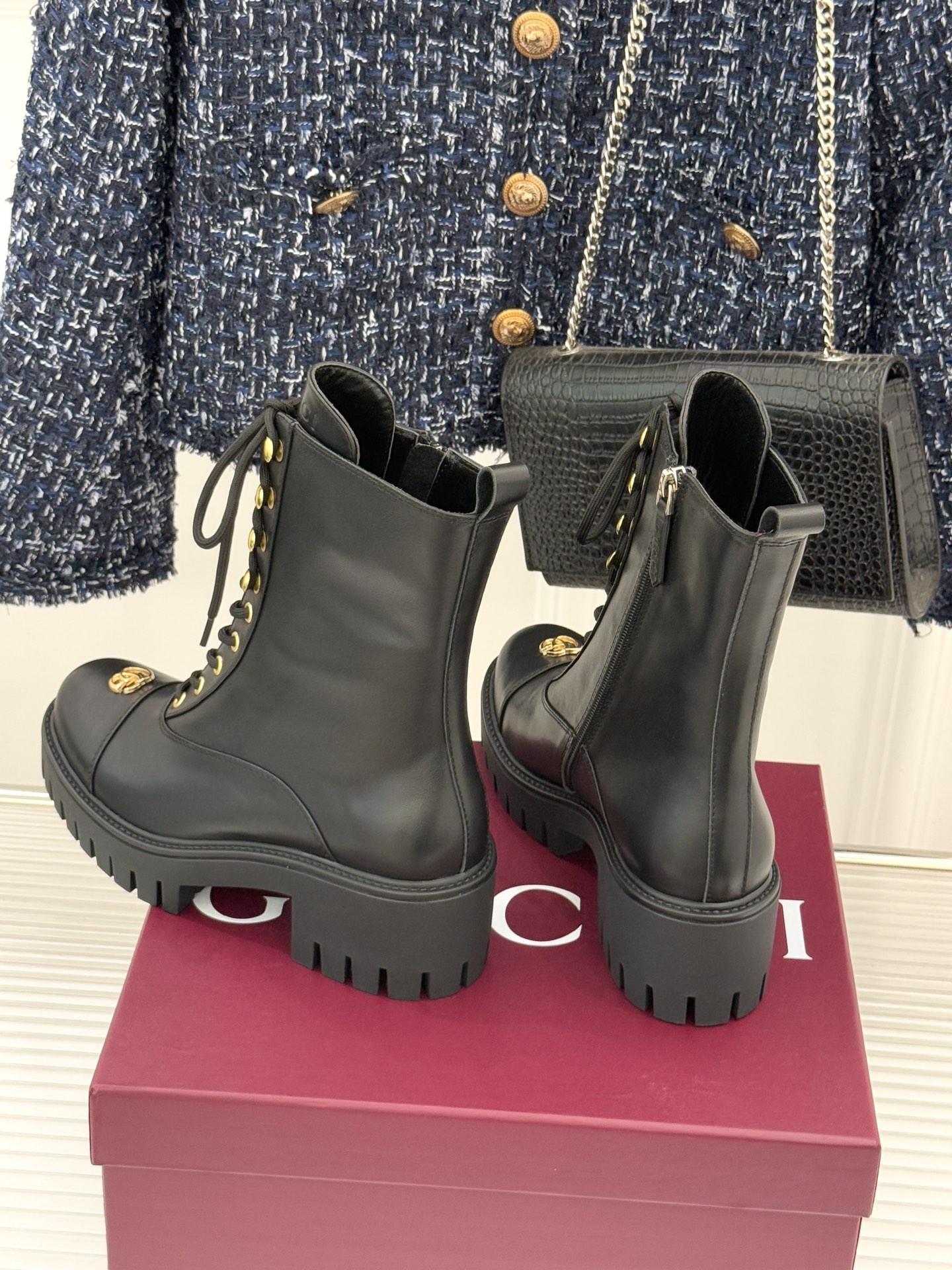 Gucci/古驰经典双G金属标厚底马丁靴短靴当经典靴型邂逅品牌基因这双短靴为冬日穿搭注入复古与锋芒。鞋头