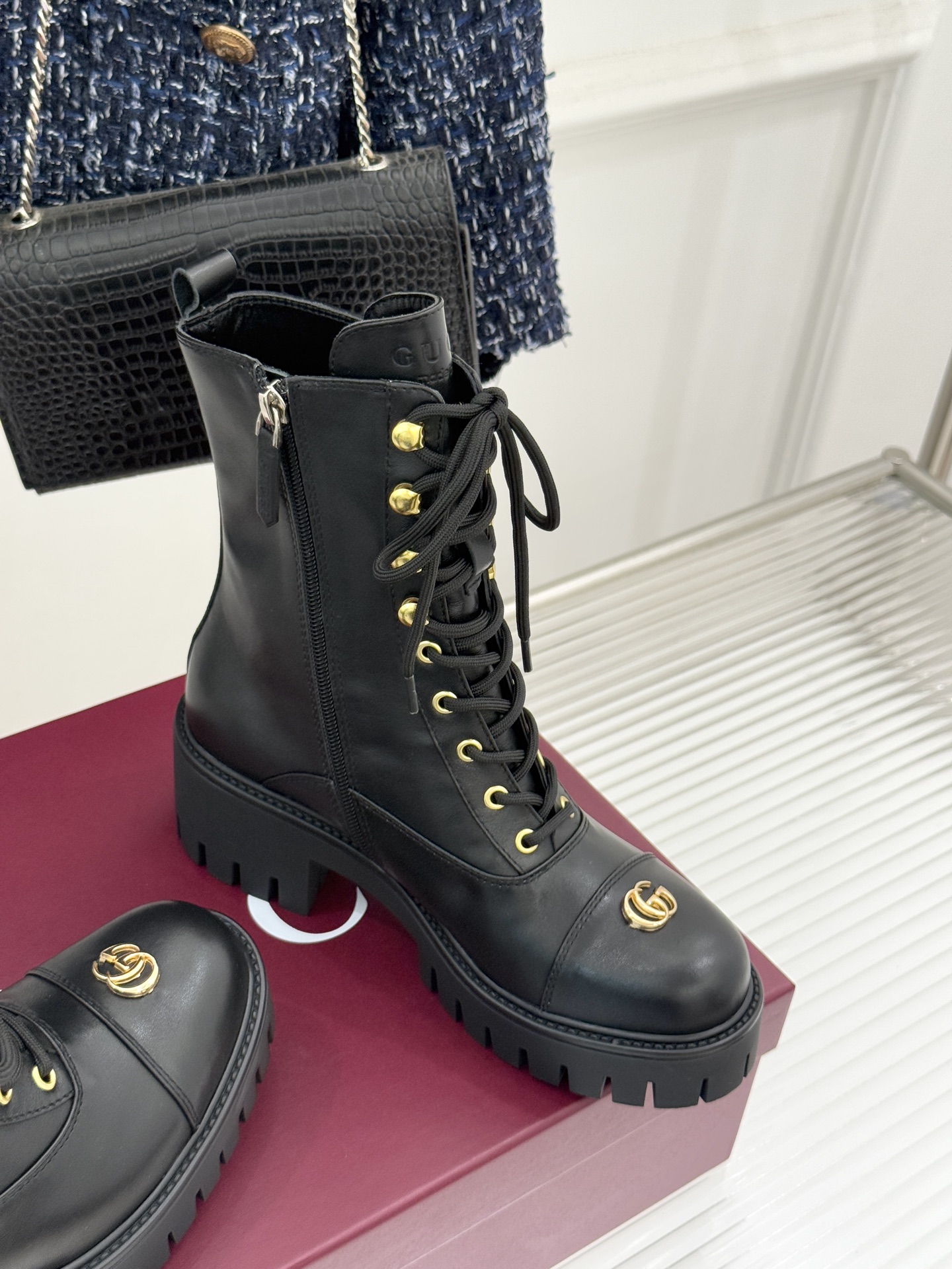 Gucci/古驰经典双G金属标厚底马丁靴短靴当经典靴型邂逅品牌基因这双短靴为冬日穿搭注入复古与锋芒。鞋头