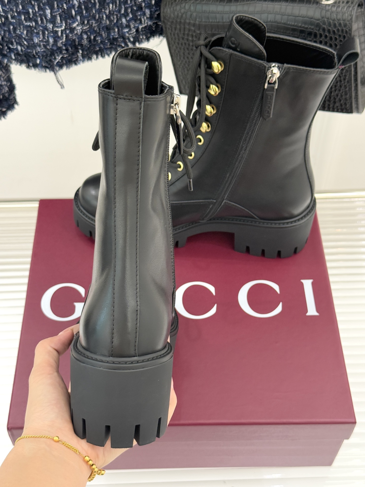 Gucci/古驰经典双G金属标厚底马丁靴短靴当经典靴型邂逅品牌基因这双短靴为冬日穿搭注入复古与锋芒。鞋头