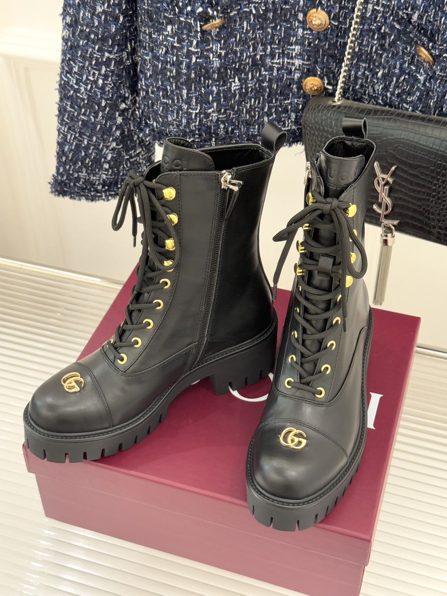 Gucci/古驰经典双G金属标厚底马丁靴短靴当经典靴型邂逅品牌基因这双短靴为冬日穿搭注入复古与锋芒。鞋头