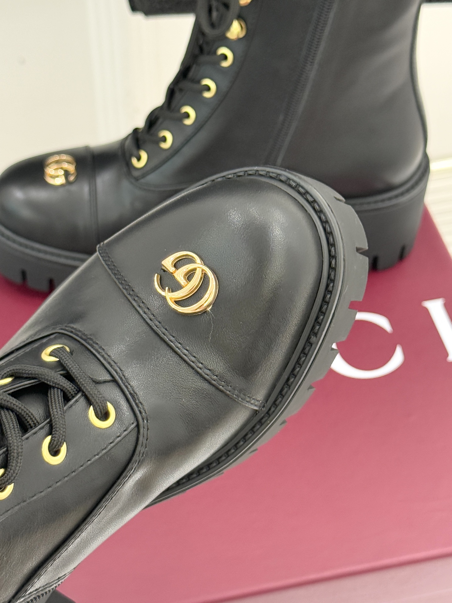 Gucci/古驰经典双G金属标厚底马丁靴短靴当经典靴型邂逅品牌基因这双短靴为冬日穿搭注入复古与锋芒。鞋头