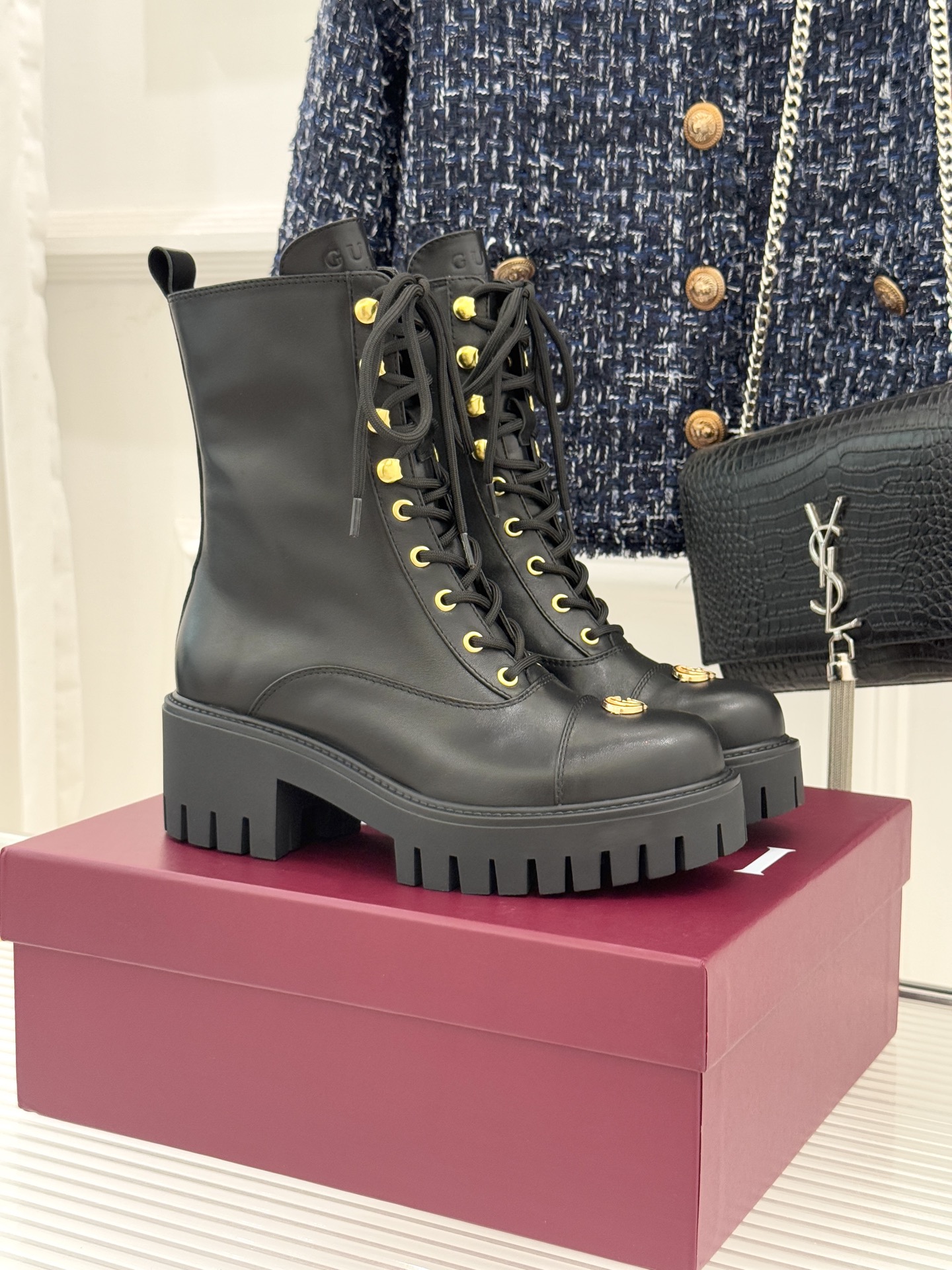 Gucci/古驰经典双G金属标厚底马丁靴短靴当经典靴型邂逅品牌基因这双短靴为冬日穿搭注入复古与锋芒。鞋头