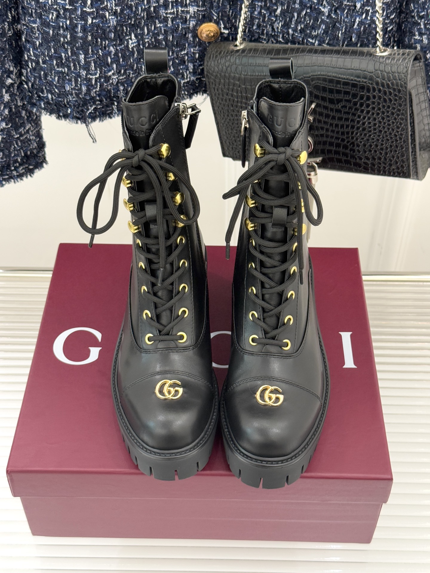 Gucci/古驰经典双G金属标厚底马丁靴短靴当经典靴型邂逅品牌基因这双短靴为冬日穿搭注入复古与锋芒。鞋头