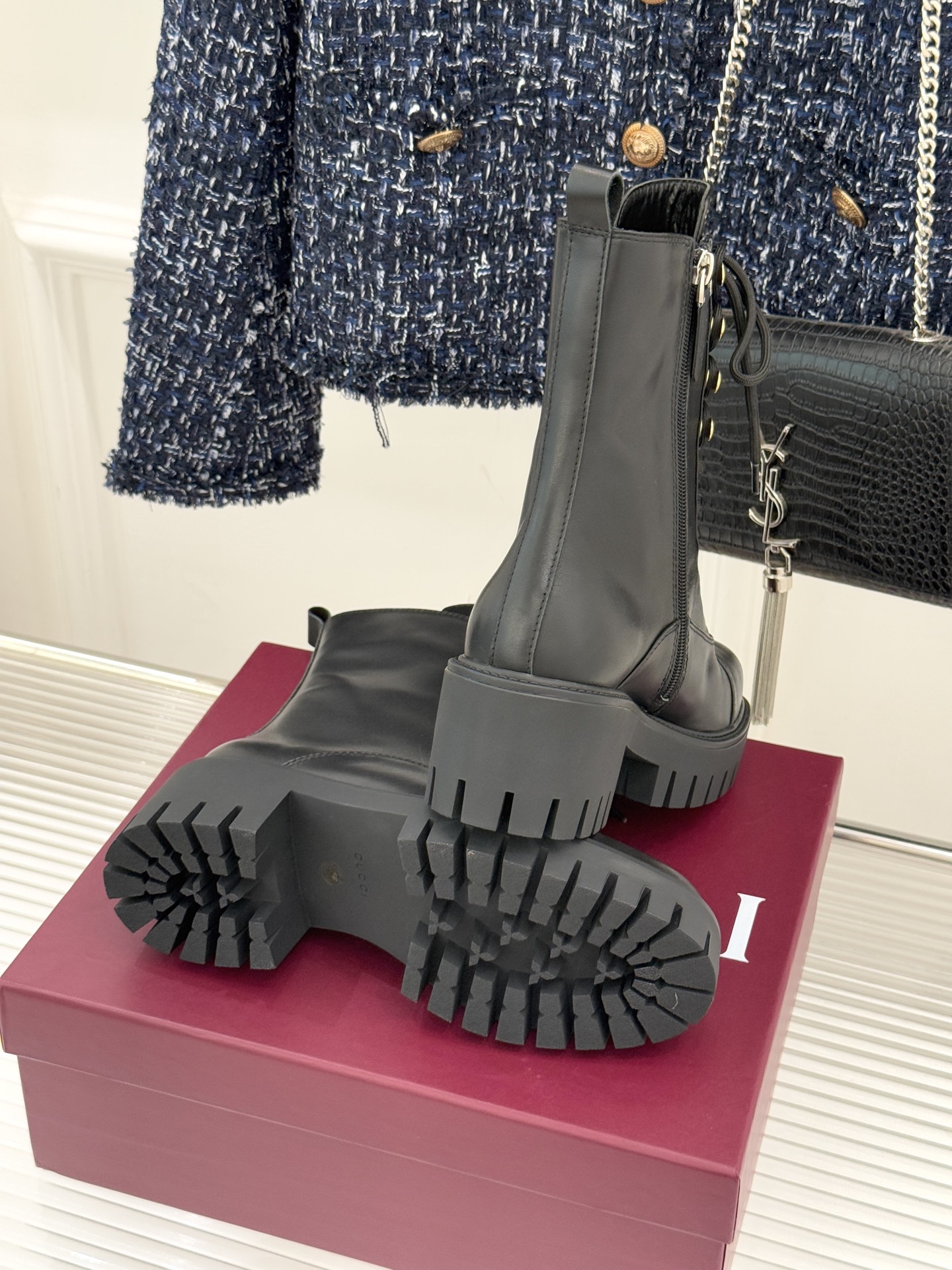 Gucci/古驰经典双G金属标厚底马丁靴短靴当经典靴型邂逅品牌基因这双短靴为冬日穿搭注入复古与锋芒。鞋头