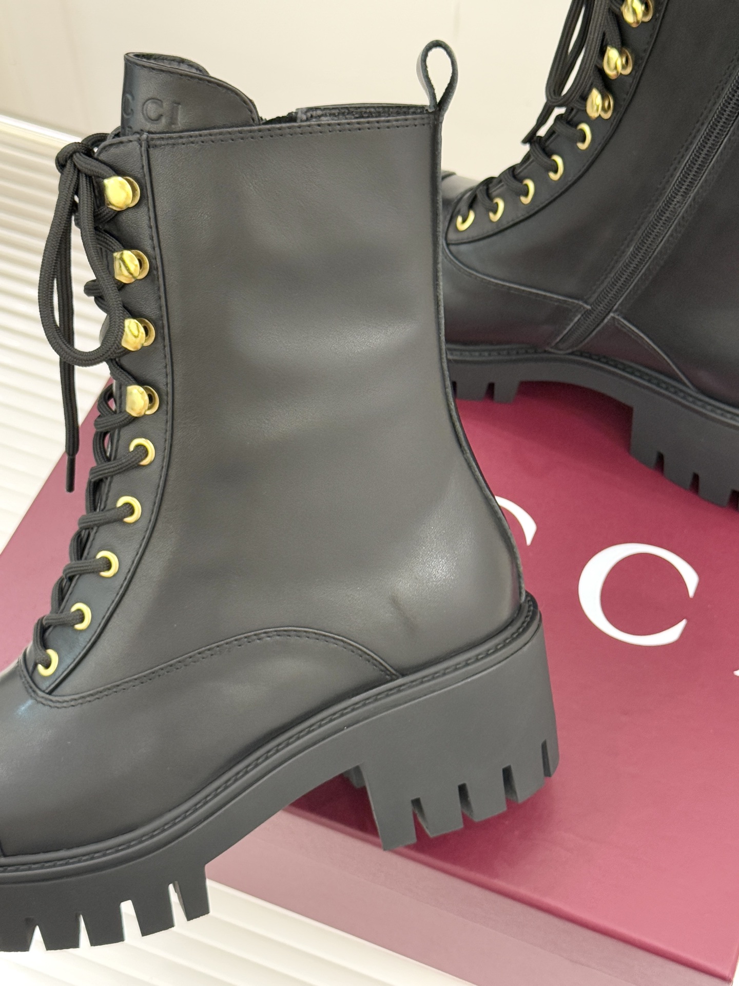 Gucci/古驰经典双G金属标厚底马丁靴短靴当经典靴型邂逅品牌基因这双短靴为冬日穿搭注入复古与锋芒。鞋头