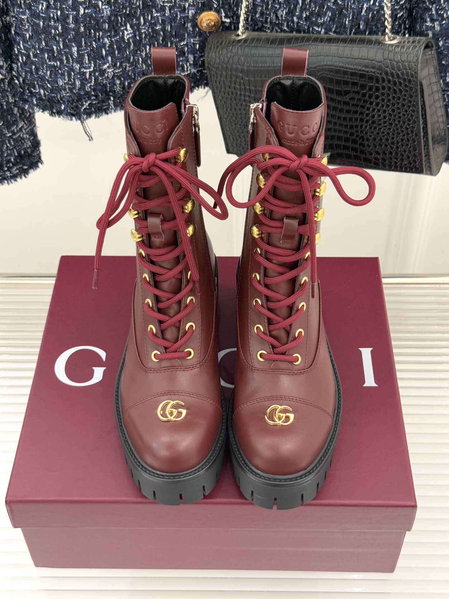 Gucci/古驰经典双G金属标厚底马丁靴短靴当经典靴型邂逅品牌基因这双短靴为冬日穿搭注入复古与锋芒。鞋头