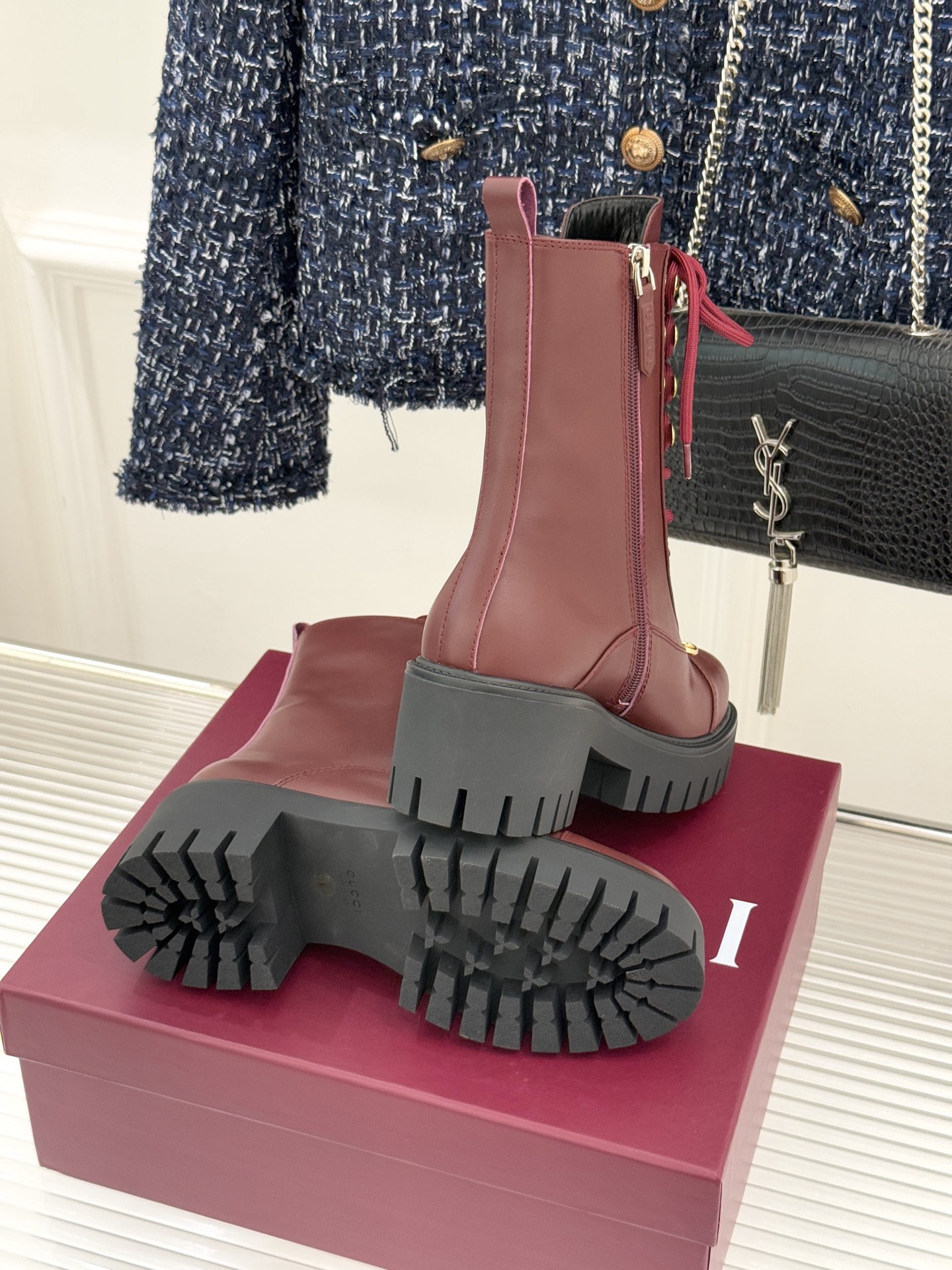 Gucci/古驰经典双G金属标厚底马丁靴短靴当经典靴型邂逅品牌基因这双短靴为冬日穿搭注入复古与锋芒。鞋头