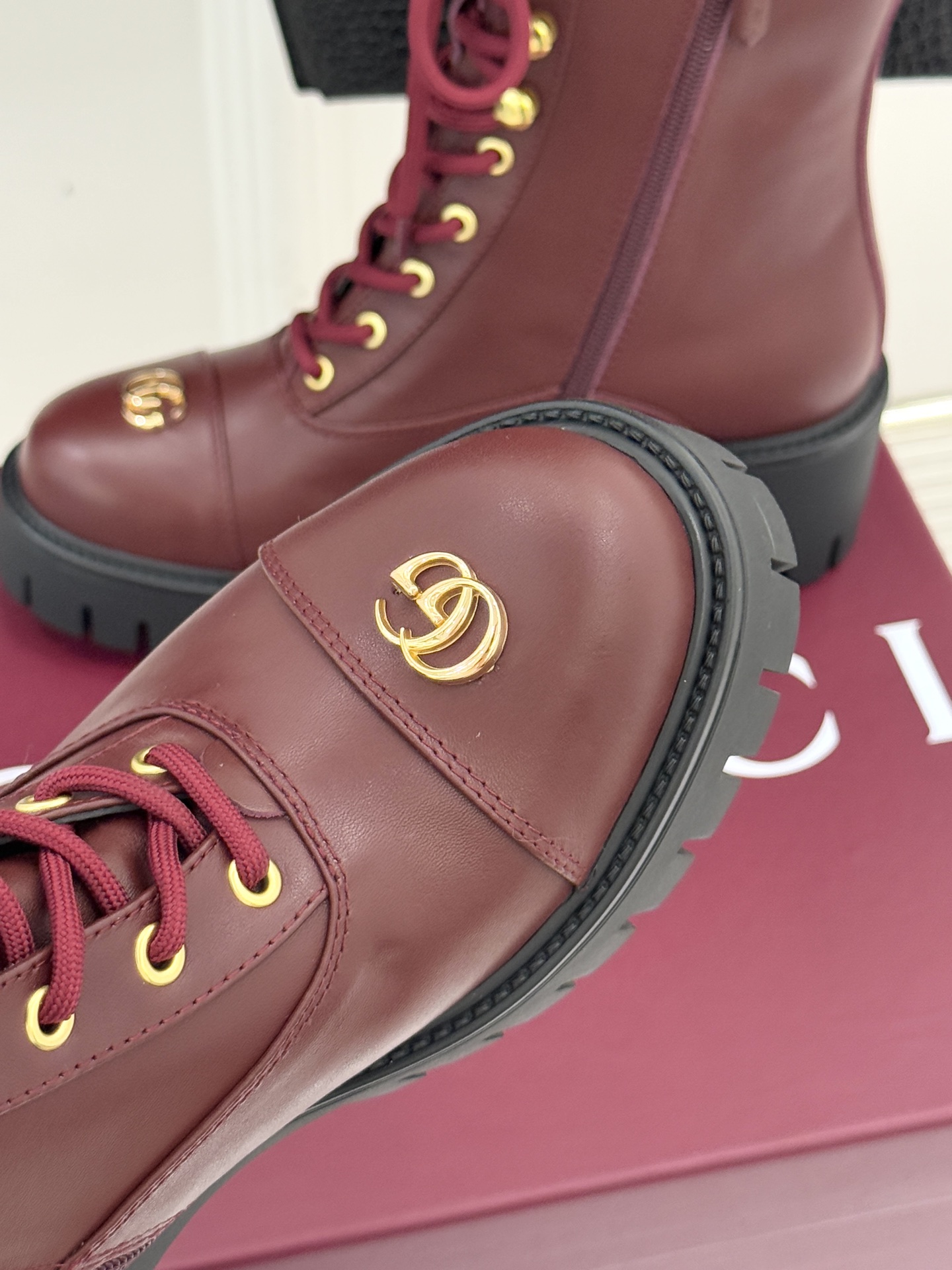 Gucci/古驰经典双G金属标厚底马丁靴短靴当经典靴型邂逅品牌基因这双短靴为冬日穿搭注入复古与锋芒。鞋头