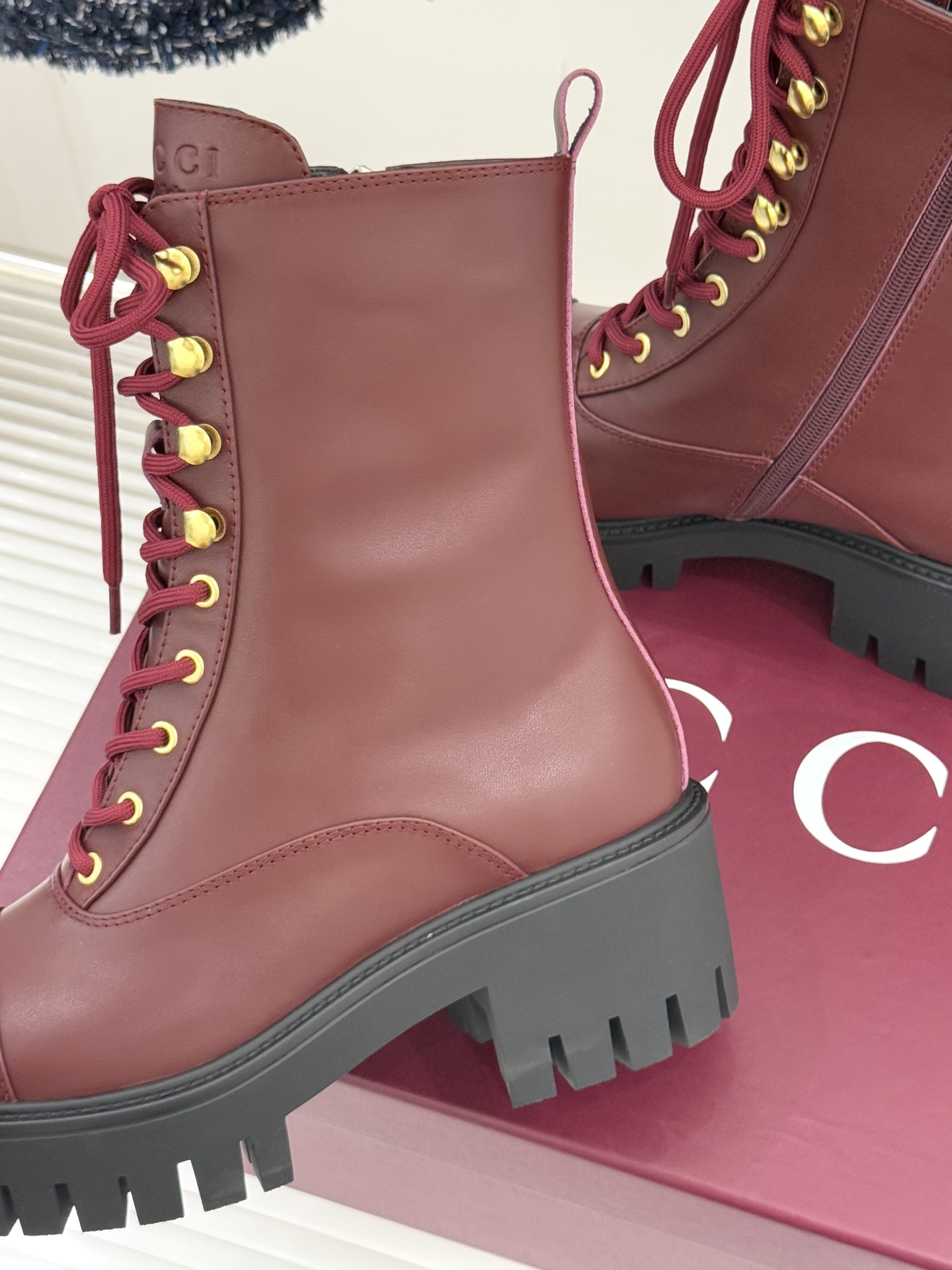 Gucci/古驰经典双G金属标厚底马丁靴短靴当经典靴型邂逅品牌基因这双短靴为冬日穿搭注入复古与锋芒。鞋头