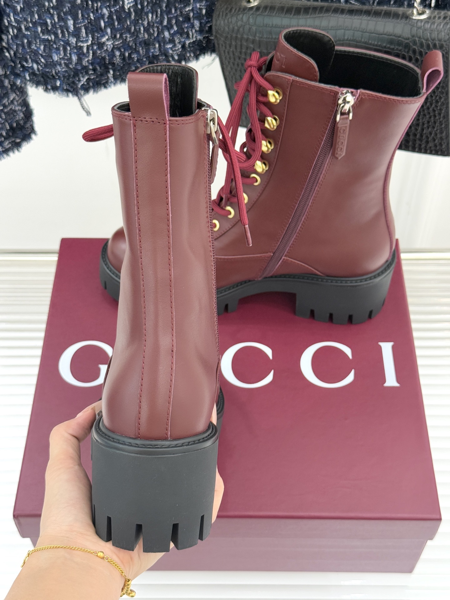 Gucci/古驰经典双G金属标厚底马丁靴短靴当经典靴型邂逅品牌基因这双短靴为冬日穿搭注入复古与锋芒。鞋头