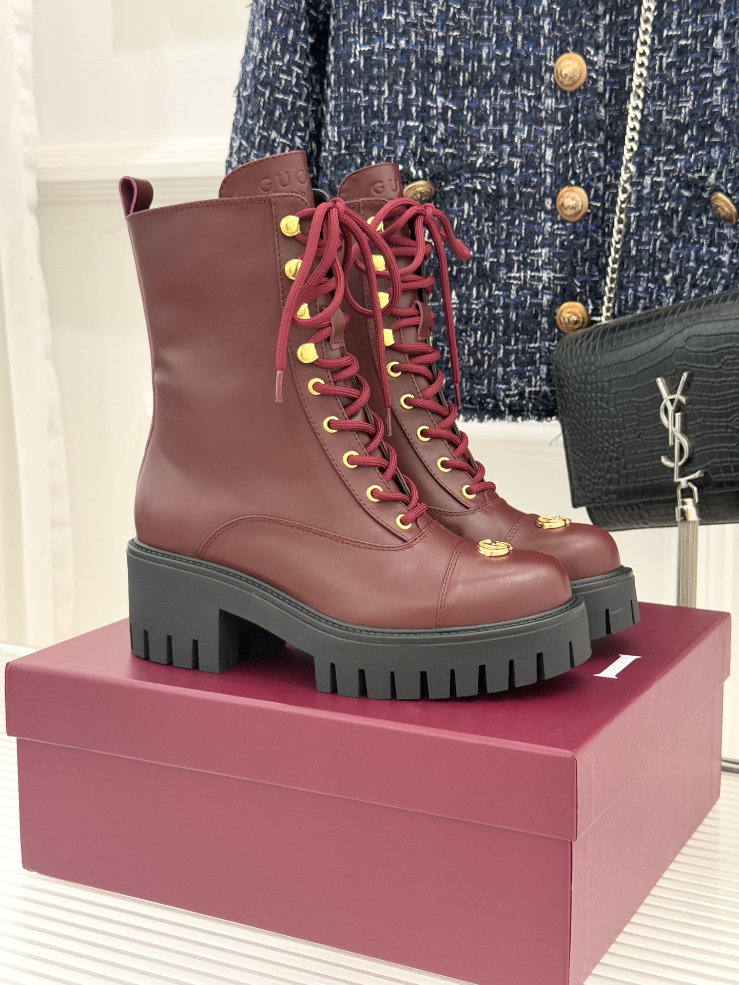 Gucci/古驰经典双G金属标厚底马丁靴短靴当经典靴型邂逅品牌基因这双短靴为冬日穿搭注入复古与锋芒。鞋头