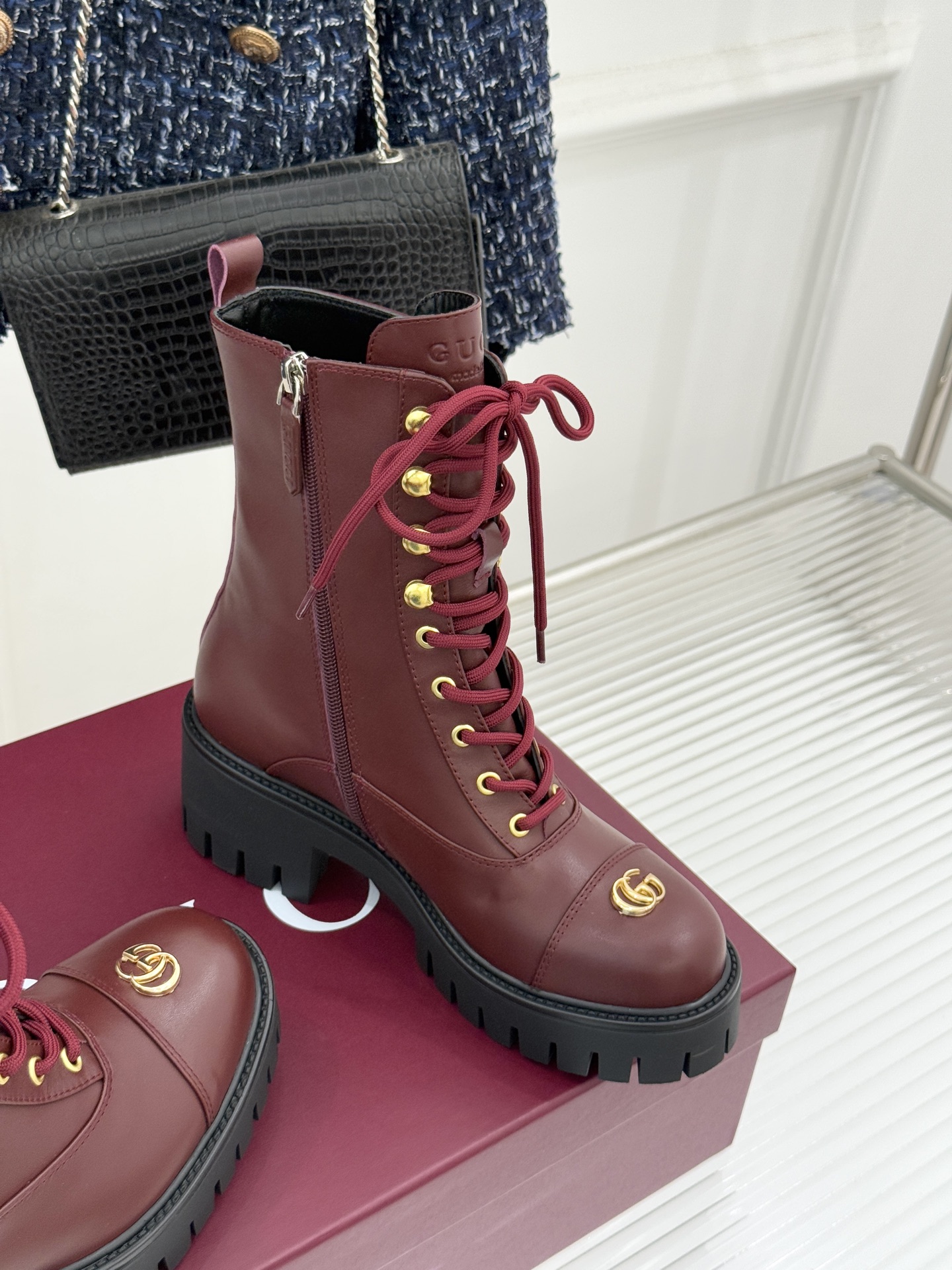 Gucci/古驰经典双G金属标厚底马丁靴短靴当经典靴型邂逅品牌基因这双短靴为冬日穿搭注入复古与锋芒。鞋头