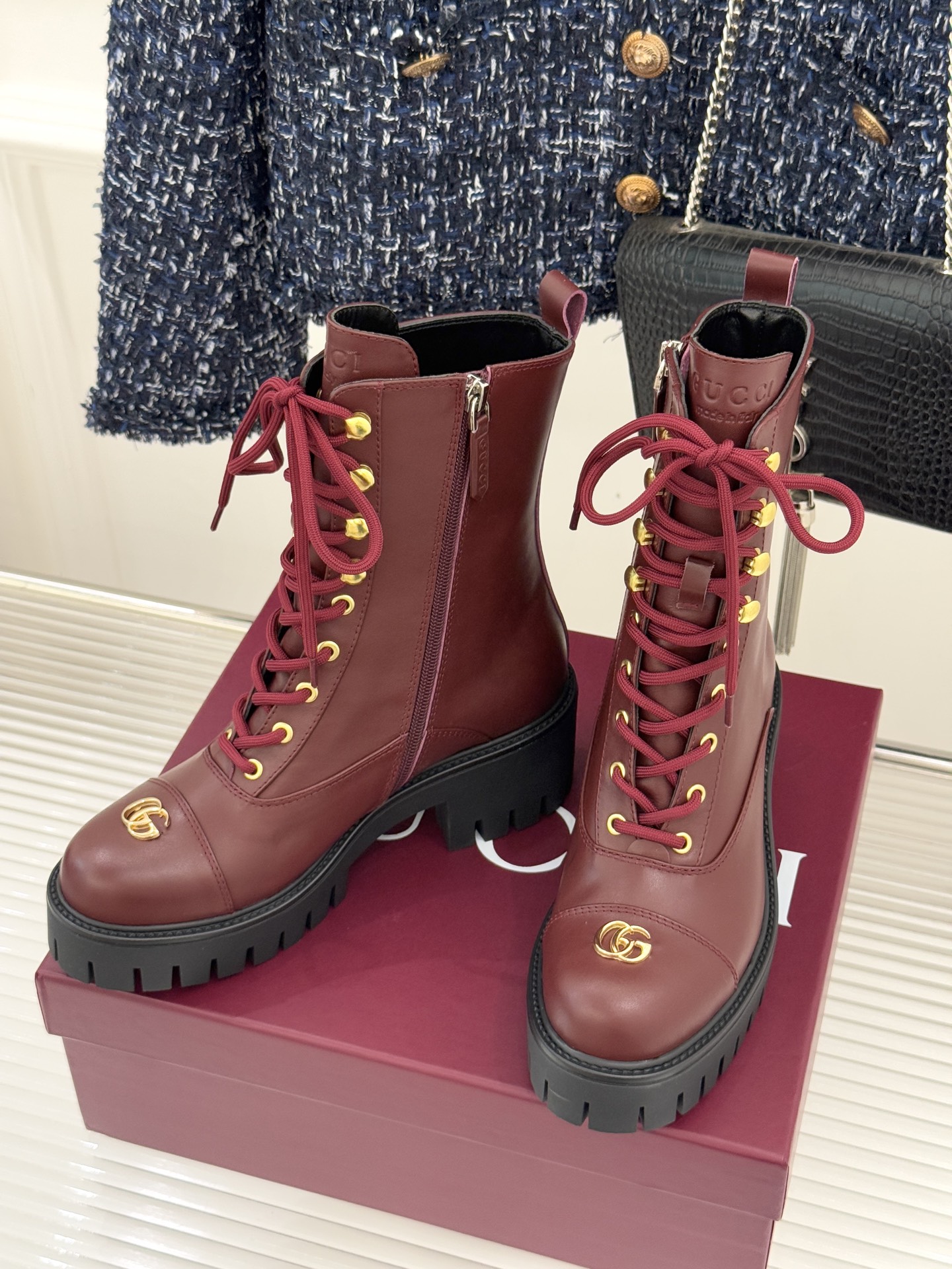 Gucci/古驰经典双G金属标厚底马丁靴短靴当经典靴型邂逅品牌基因这双短靴为冬日穿搭注入复古与锋芒。鞋头