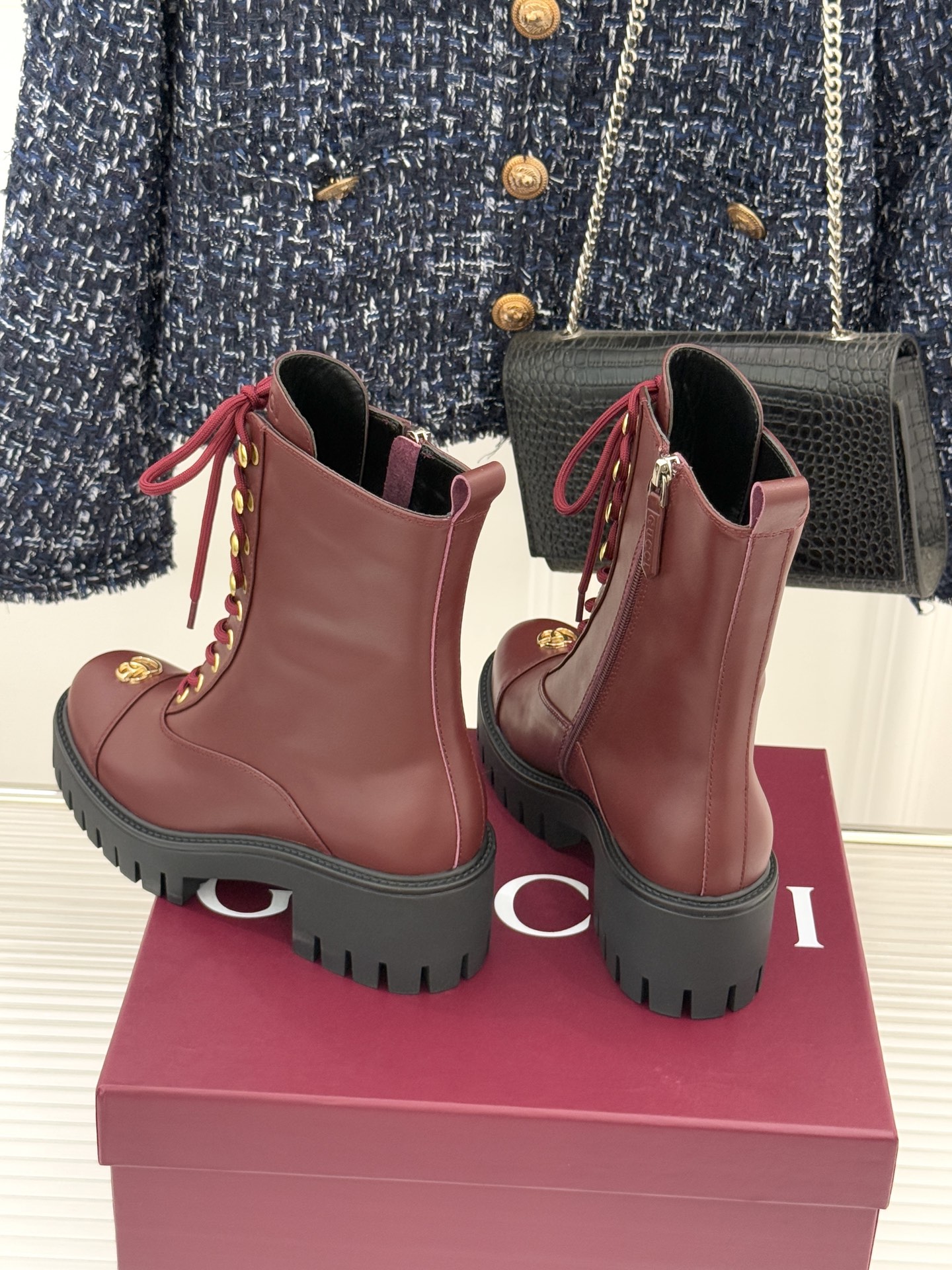 Gucci/古驰经典双G金属标厚底马丁靴短靴当经典靴型邂逅品牌基因这双短靴为冬日穿搭注入复古与锋芒。鞋头