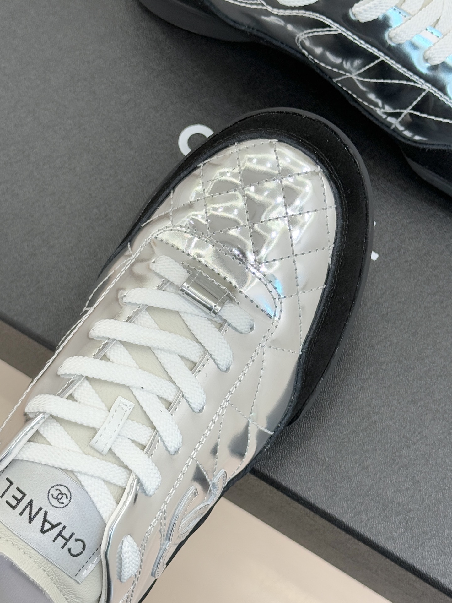 CHANE*｜小香经典菱格复古休闲鞋运动鞋⚠️经典菱格羊皮与复古结合鞋型要比其它运动鞋更秀气大大的鞋舌是