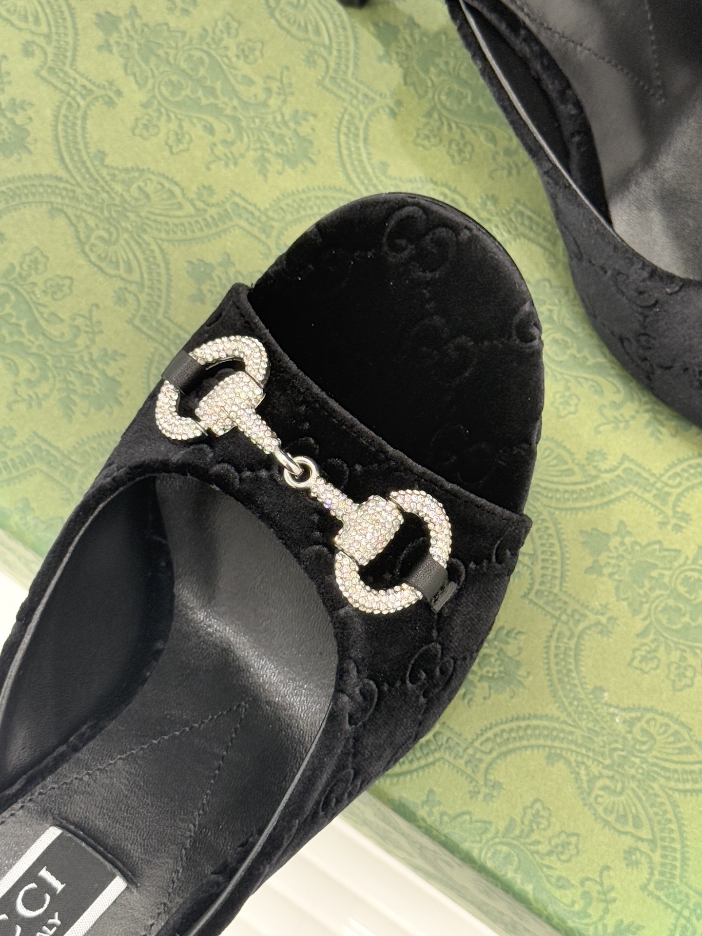 Gucci/古驰25WF新品水钻马衔扣鱼嘴高跟拖鞋以时光为经纬 以自由为针线将品牌「随性的华美」具象为足