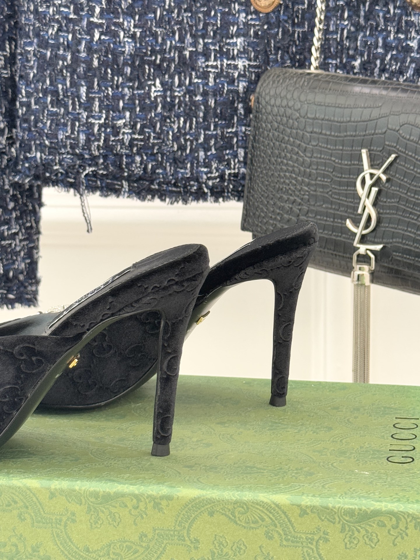 Gucci/古驰25WF新品水钻马衔扣鱼嘴高跟拖鞋以时光为经纬 以自由为针线将品牌「随性的华美」具象为足