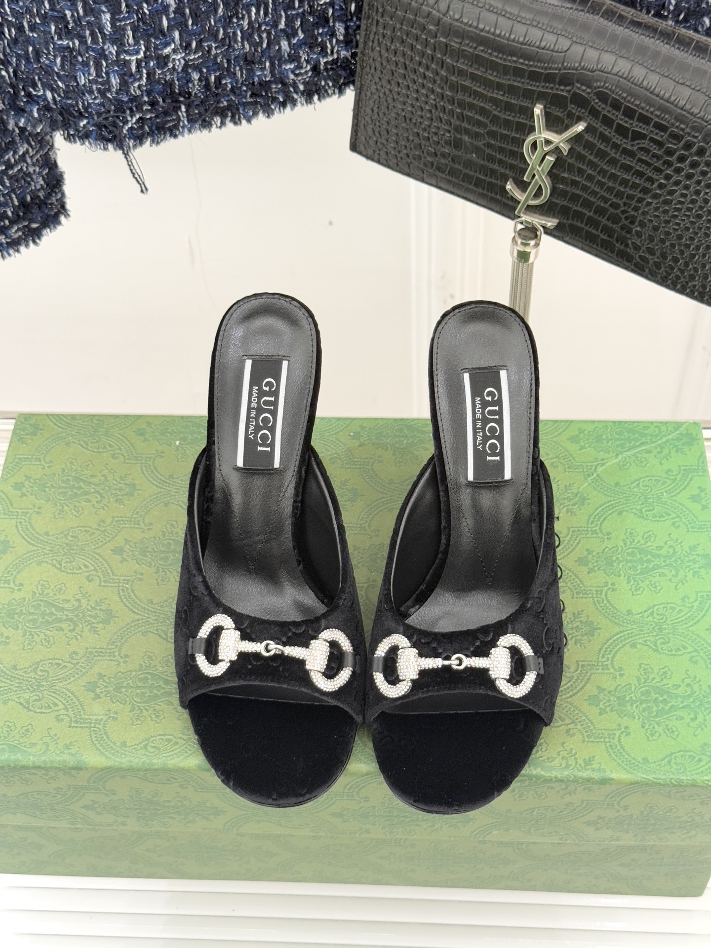 Gucci/古驰25WF新品水钻马衔扣鱼嘴高跟拖鞋以时光为经纬 以自由为针线将品牌「随性的华美」具象为足