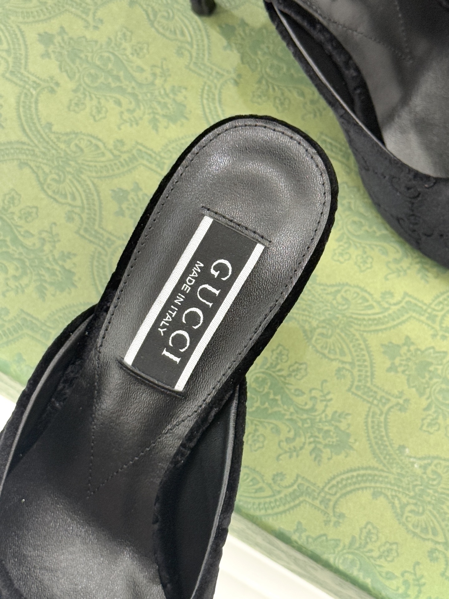 Gucci/古驰25WF新品水钻马衔扣鱼嘴高跟拖鞋以时光为经纬 以自由为针线将品牌「随性的华美」具象为足