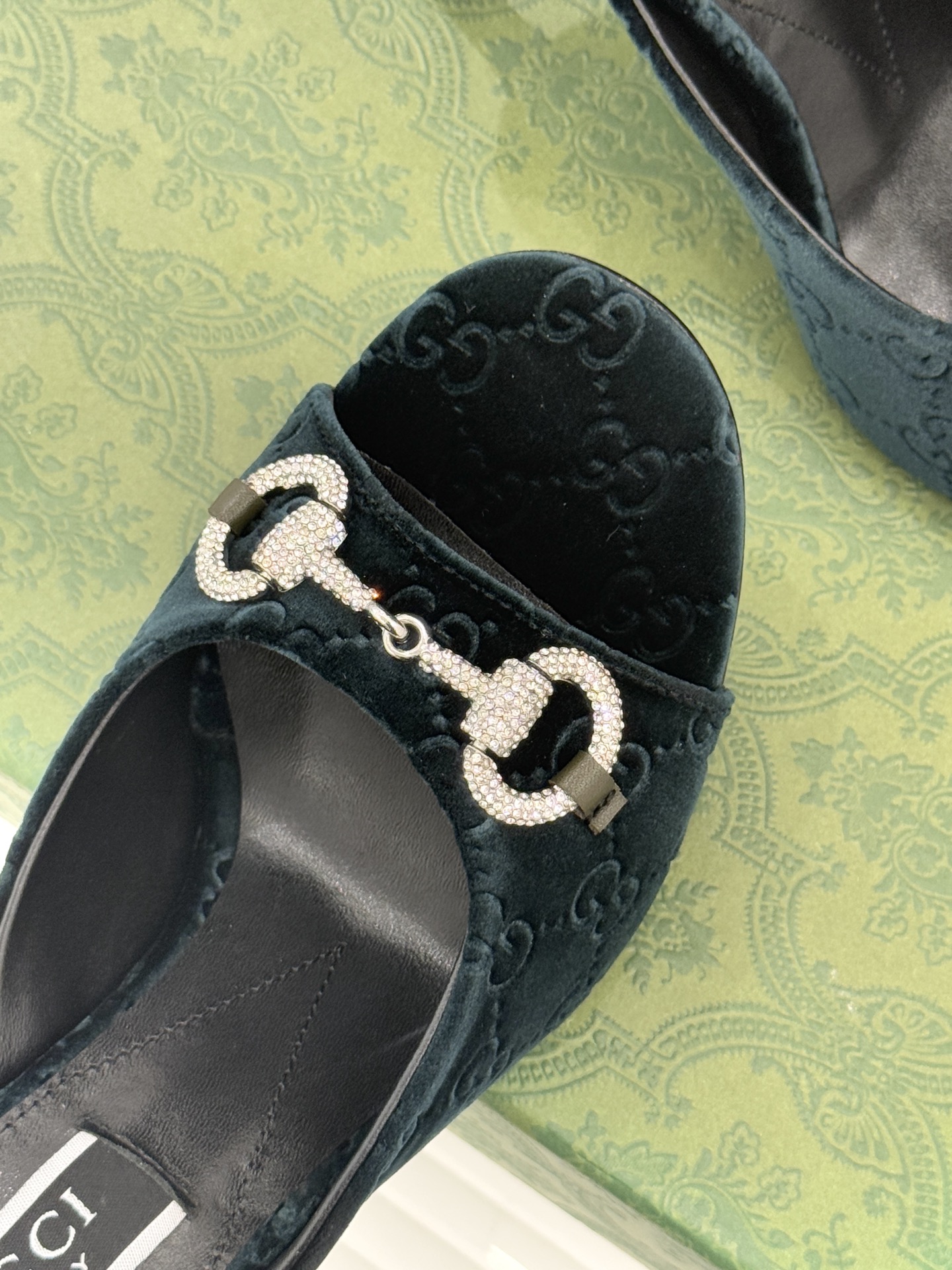 Gucci/古驰25WF新品水钻马衔扣鱼嘴高跟拖鞋以时光为经纬 以自由为针线将品牌「随性的华美」具象为足