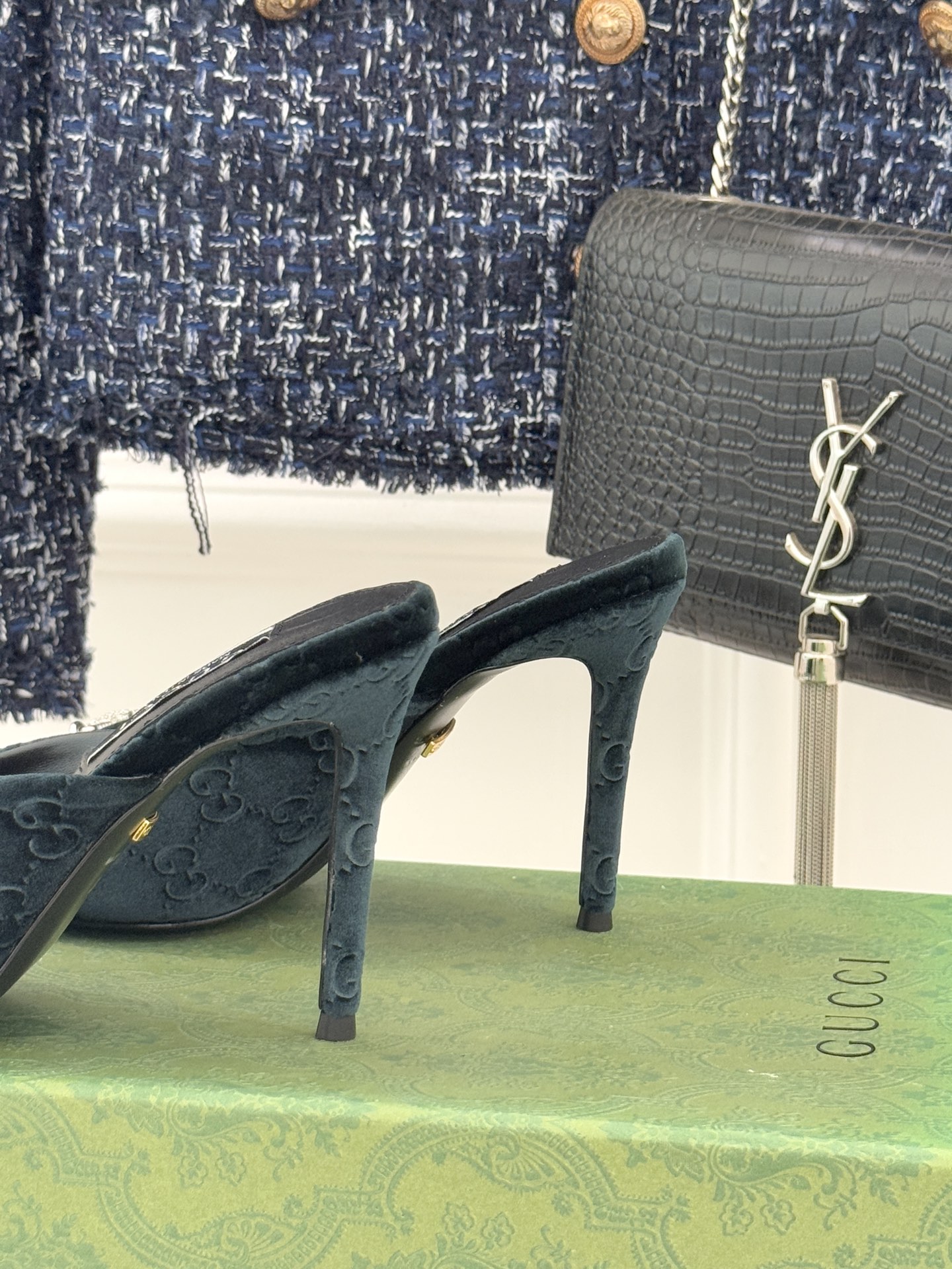 Gucci/古驰25WF新品水钻马衔扣鱼嘴高跟拖鞋以时光为经纬 以自由为针线将品牌「随性的华美」具象为足