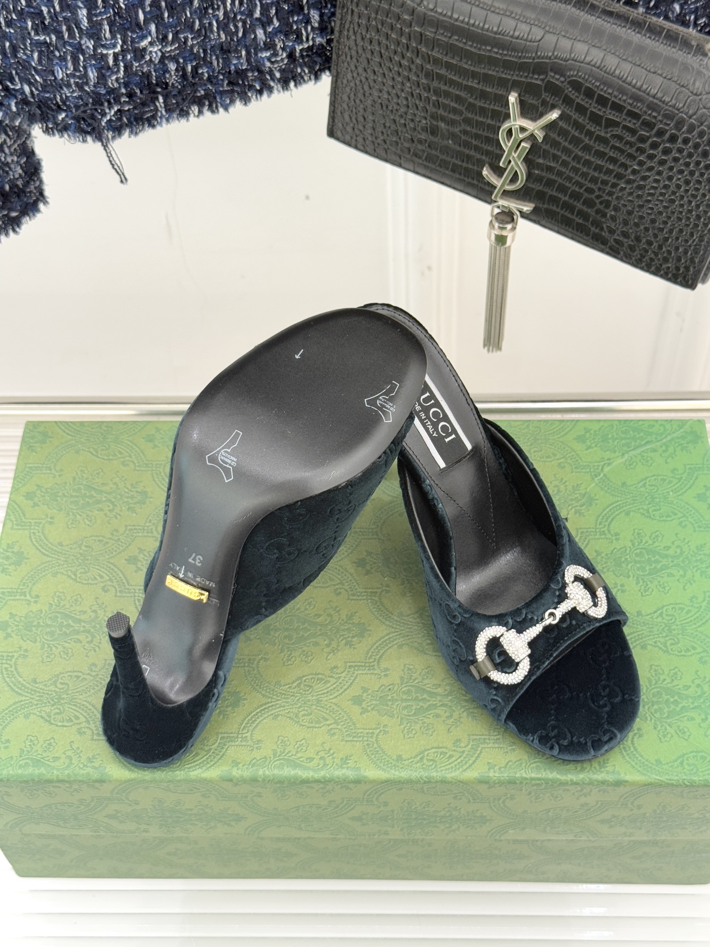 Gucci/古驰25WF新品水钻马衔扣鱼嘴高跟拖鞋以时光为经纬 以自由为针线将品牌「随性的华美」具象为足