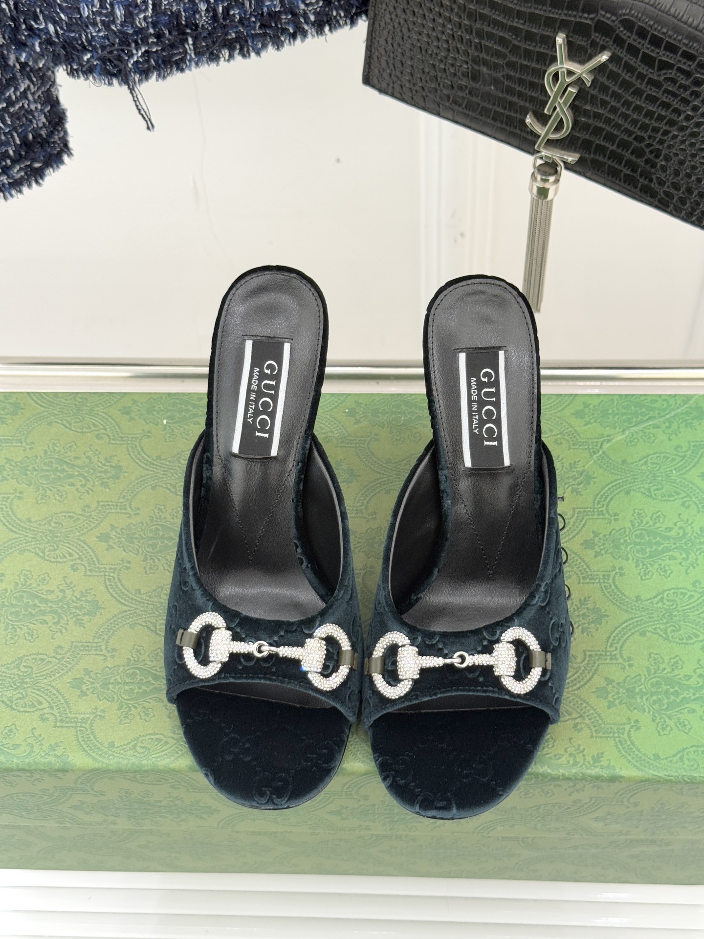 Gucci/古驰25WF新品水钻马衔扣鱼嘴高跟拖鞋以时光为经纬 以自由为针线将品牌「随性的华美」具象为足