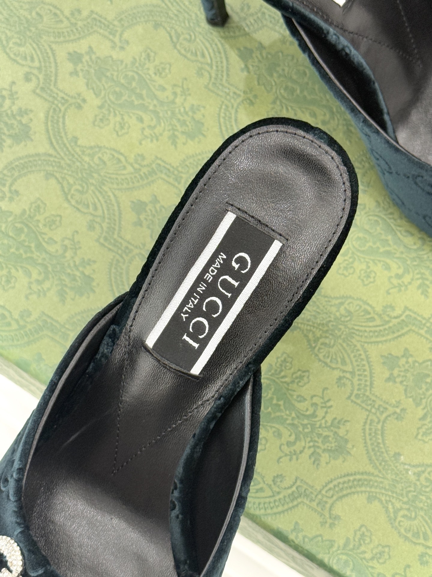 Gucci/古驰25WF新品水钻马衔扣鱼嘴高跟拖鞋以时光为经纬 以自由为针线将品牌「随性的华美」具象为足