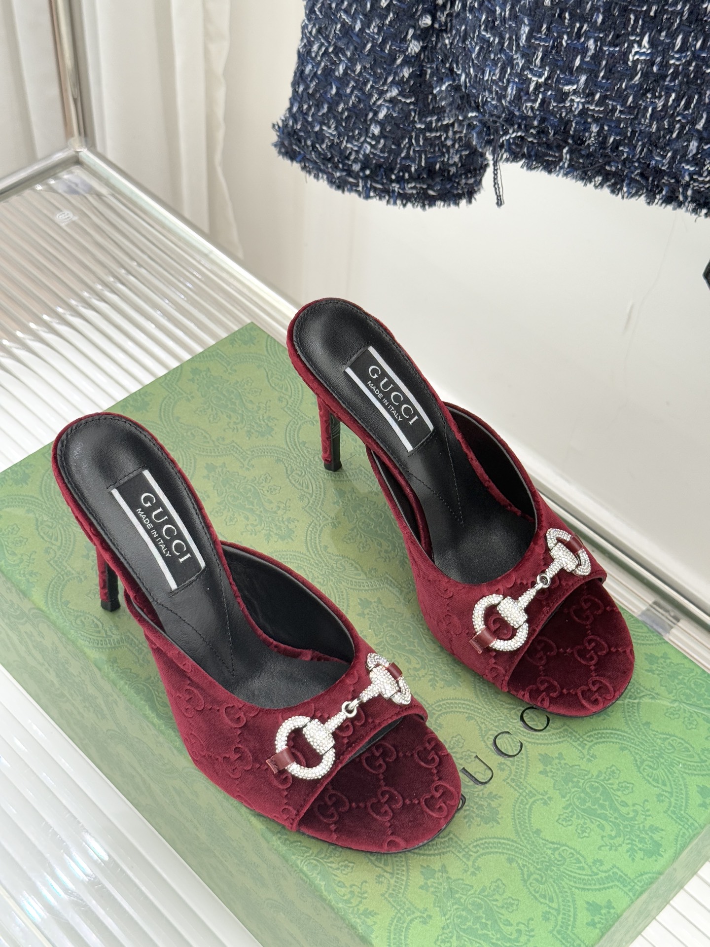 Gucci/古驰25WF新品水钻马衔扣鱼嘴高跟拖鞋以时光为经纬 以自由为针线将品牌「随性的华美」具象为足