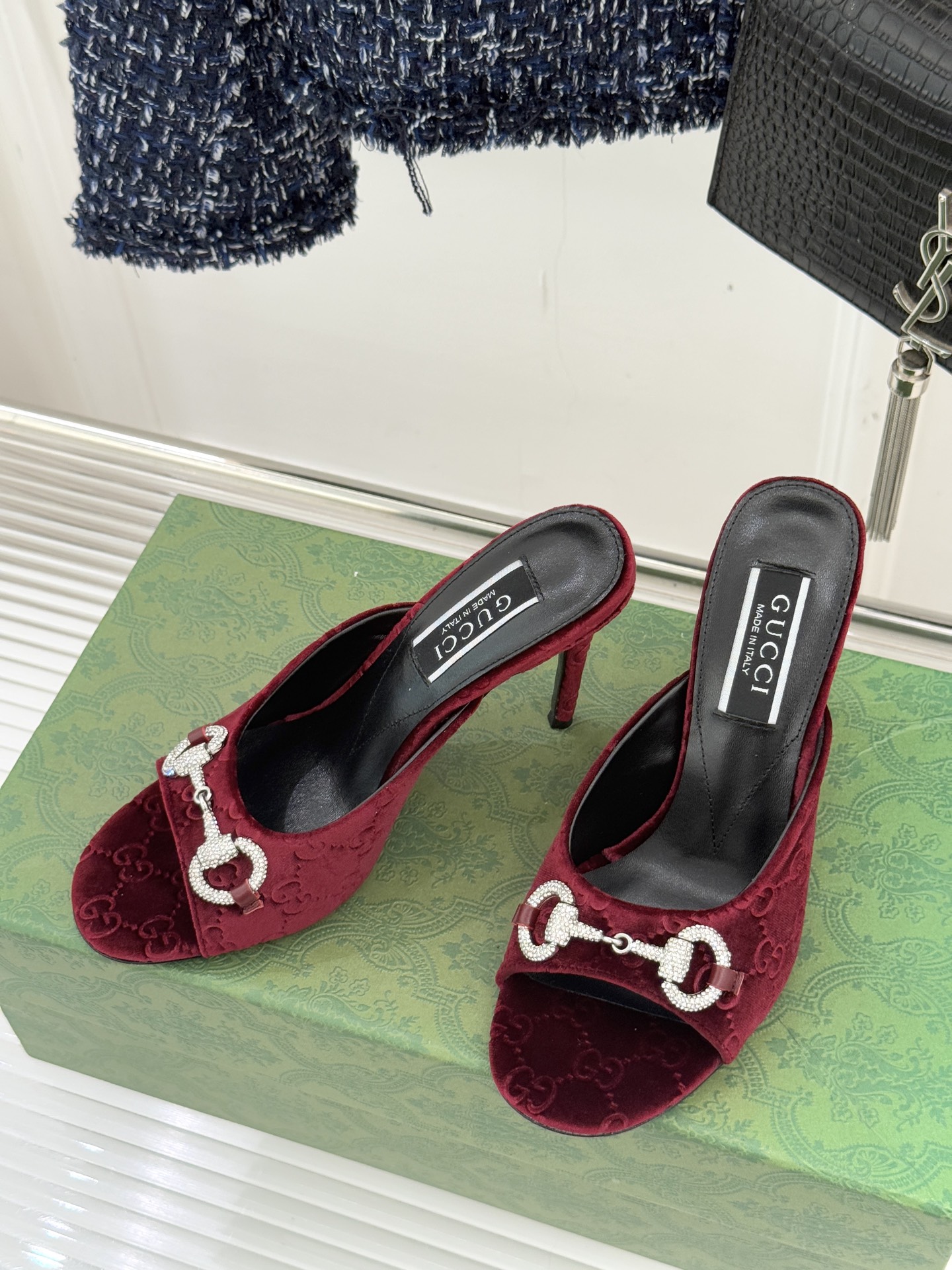 Gucci/古驰25WF新品水钻马衔扣鱼嘴高跟拖鞋以时光为经纬 以自由为针线将品牌「随性的华美」具象为足