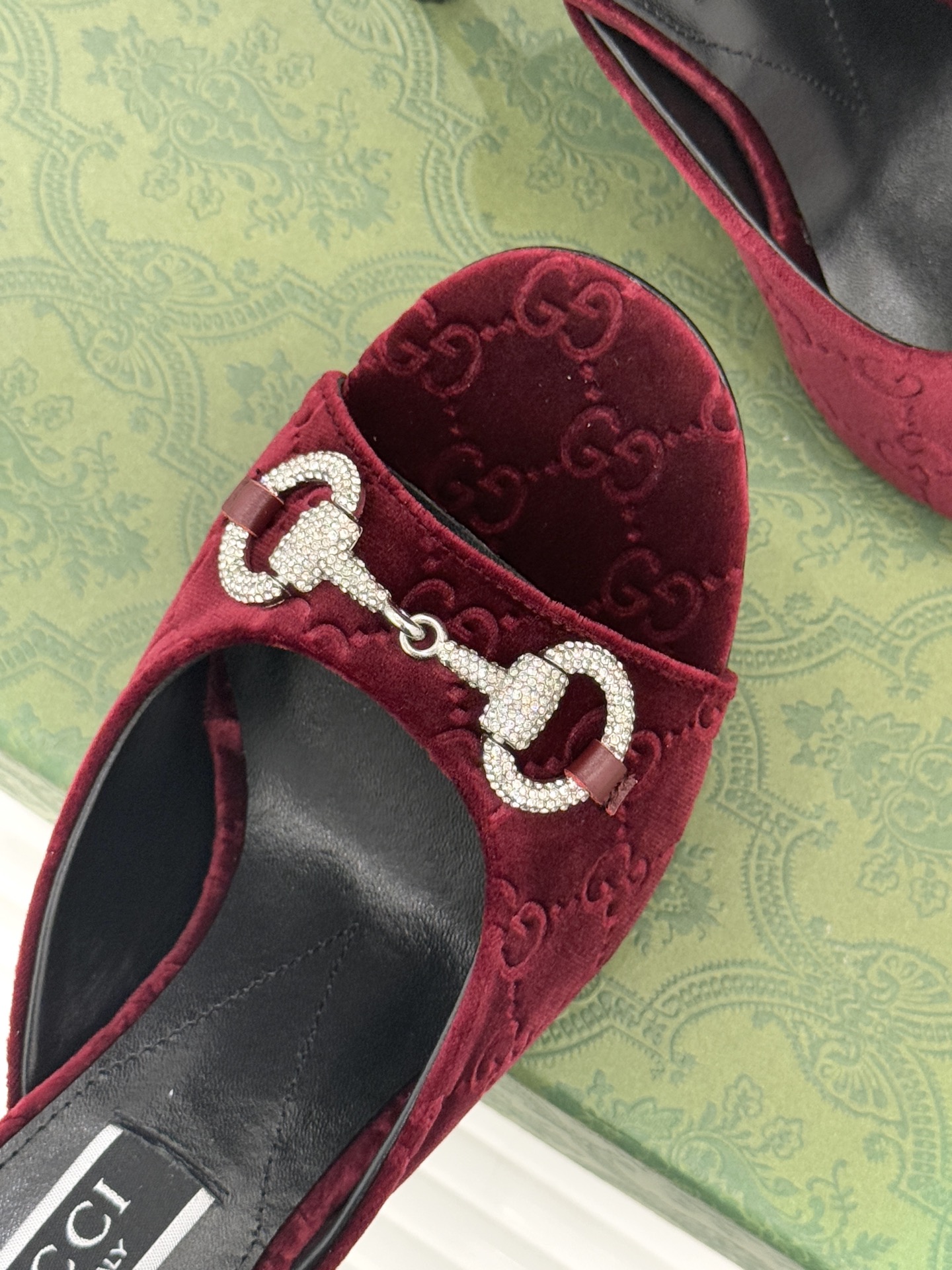 Gucci/古驰25WF新品水钻马衔扣鱼嘴高跟拖鞋以时光为经纬 以自由为针线将品牌「随性的华美」具象为足