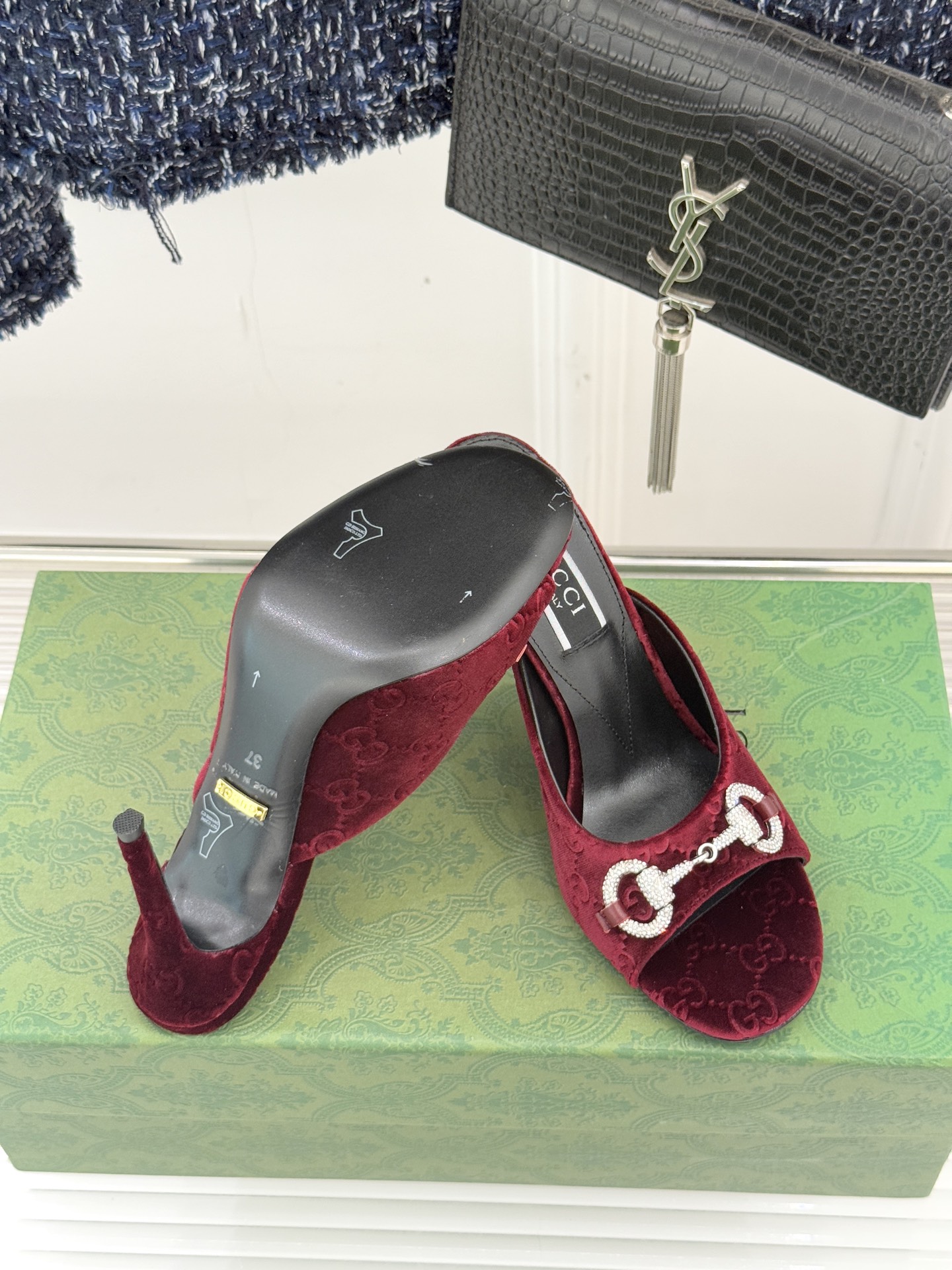 Gucci/古驰25WF新品水钻马衔扣鱼嘴高跟拖鞋以时光为经纬 以自由为针线将品牌「随性的华美」具象为足