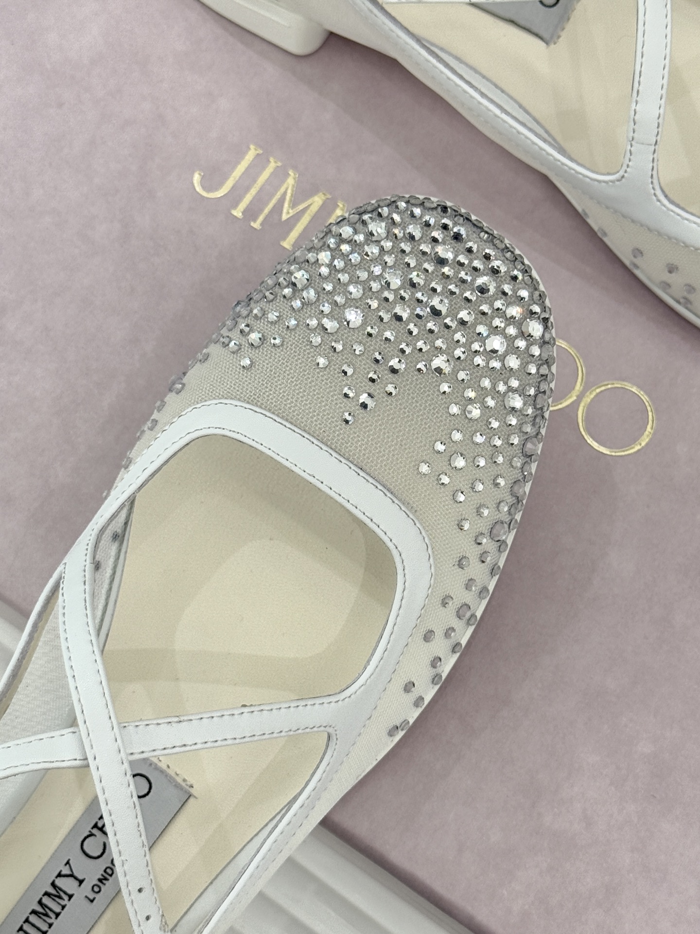Jimmy Choo/吉米周JC经典交叉带水钻网纱平底玛丽珍鞋回溯千禧热潮 定格精致锋芒以品牌标志性奢华
