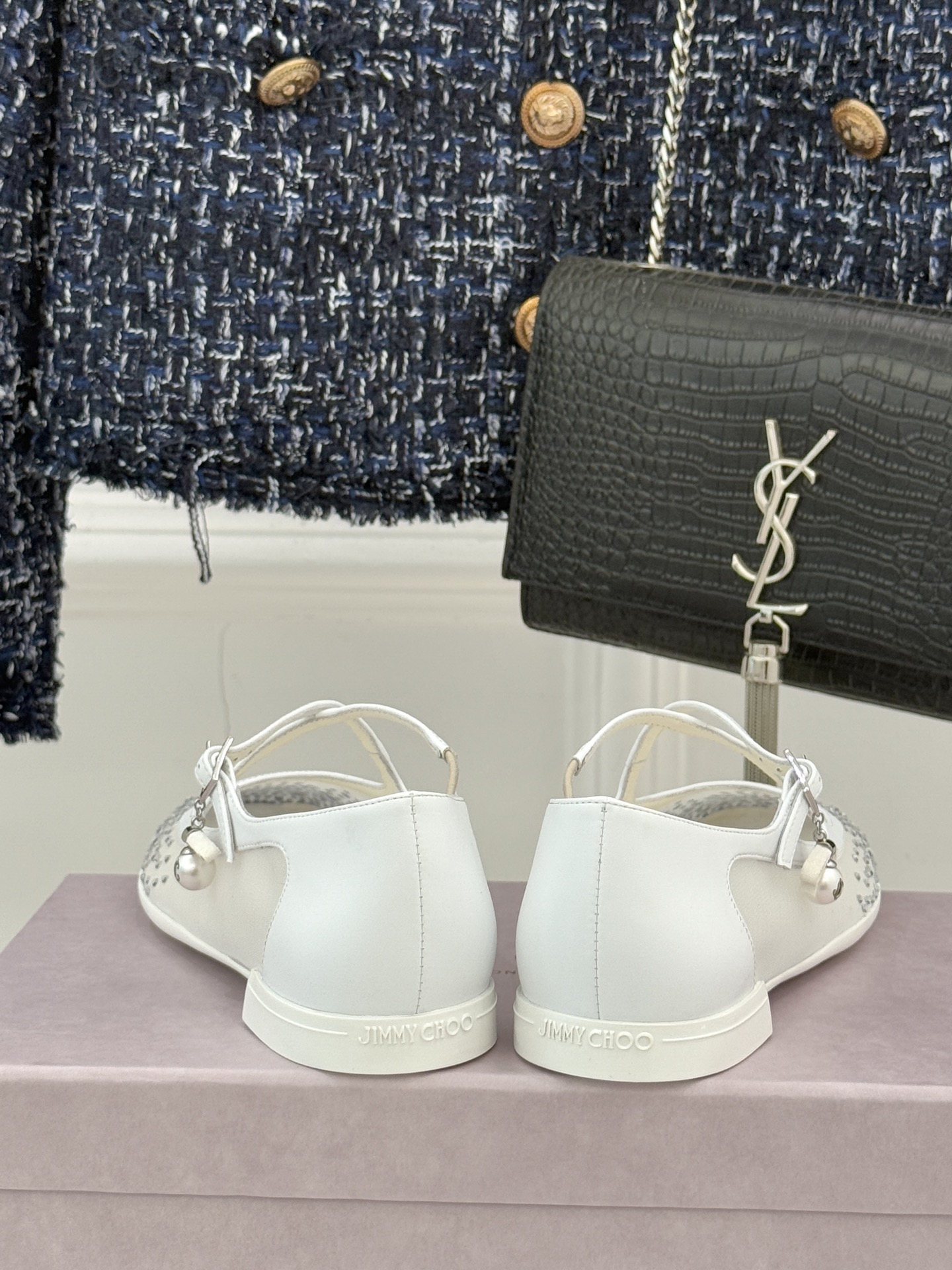 Jimmy Choo/吉米周JC经典交叉带水钻网纱平底玛丽珍鞋回溯千禧热潮 定格精致锋芒以品牌标志性奢华