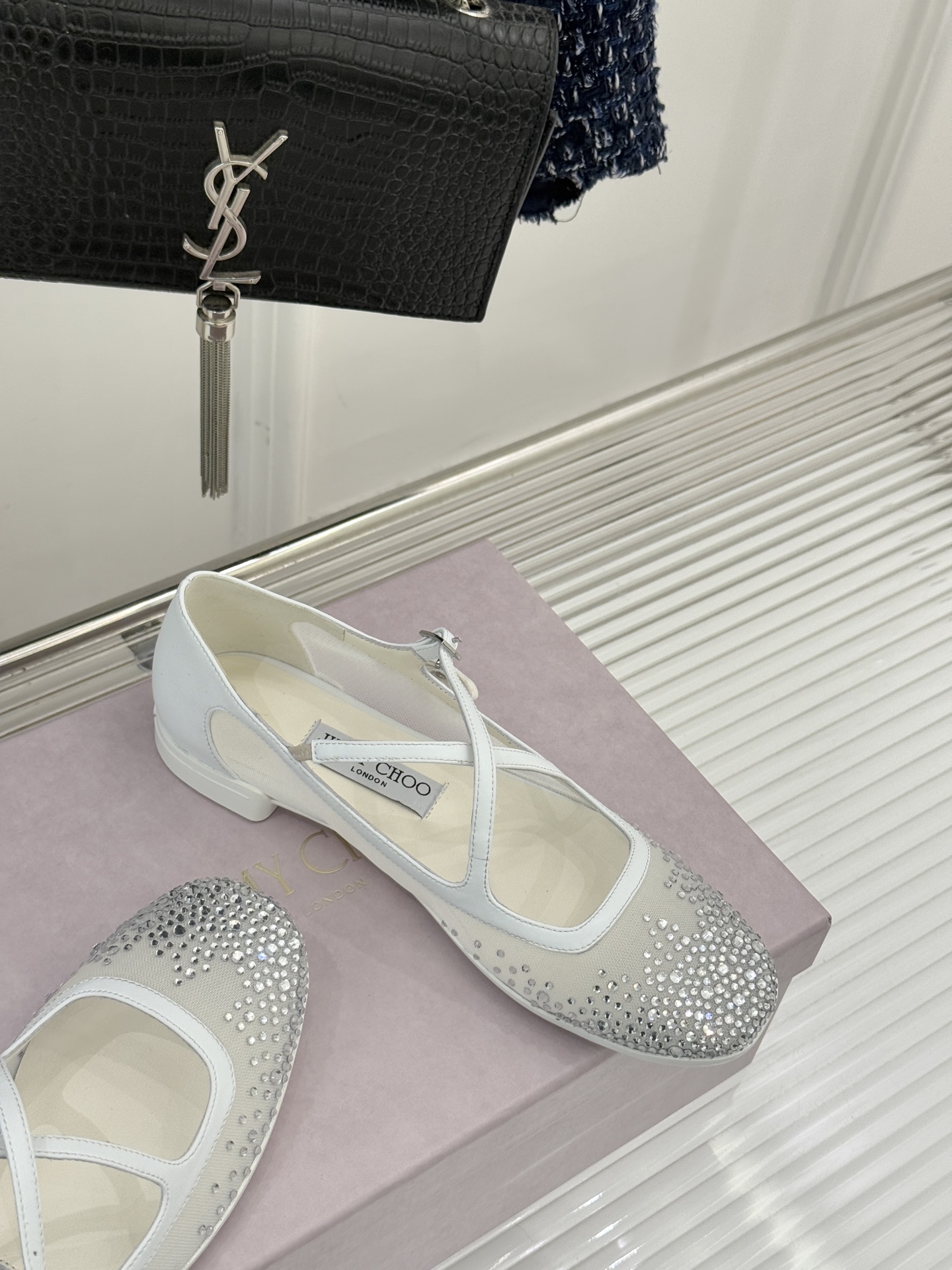 Jimmy Choo/吉米周JC经典交叉带水钻网纱平底玛丽珍鞋回溯千禧热潮 定格精致锋芒以品牌标志性奢华