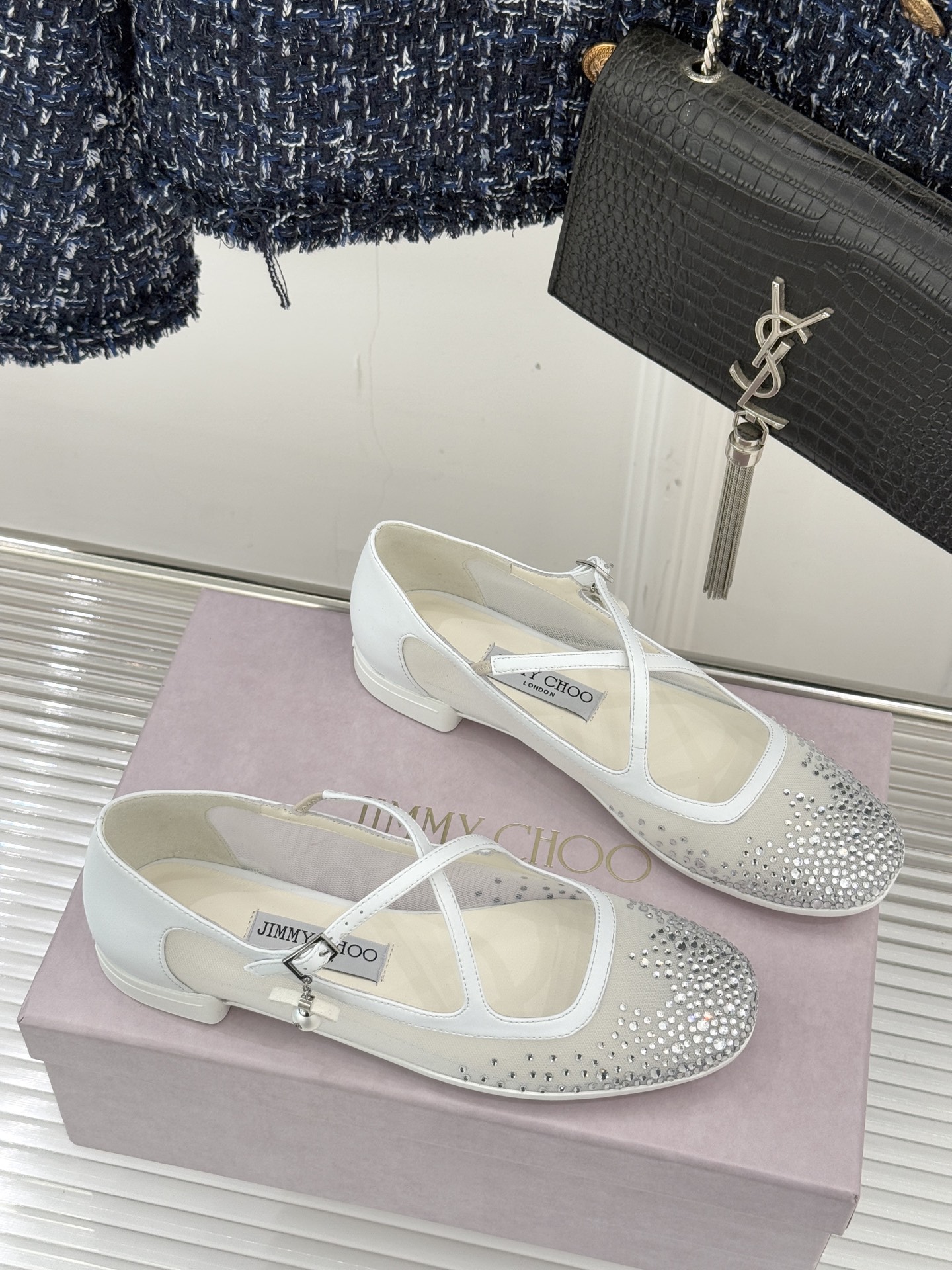 Jimmy Choo/吉米周JC经典交叉带水钻网纱平底玛丽珍鞋回溯千禧热潮 定格精致锋芒以品牌标志性奢华