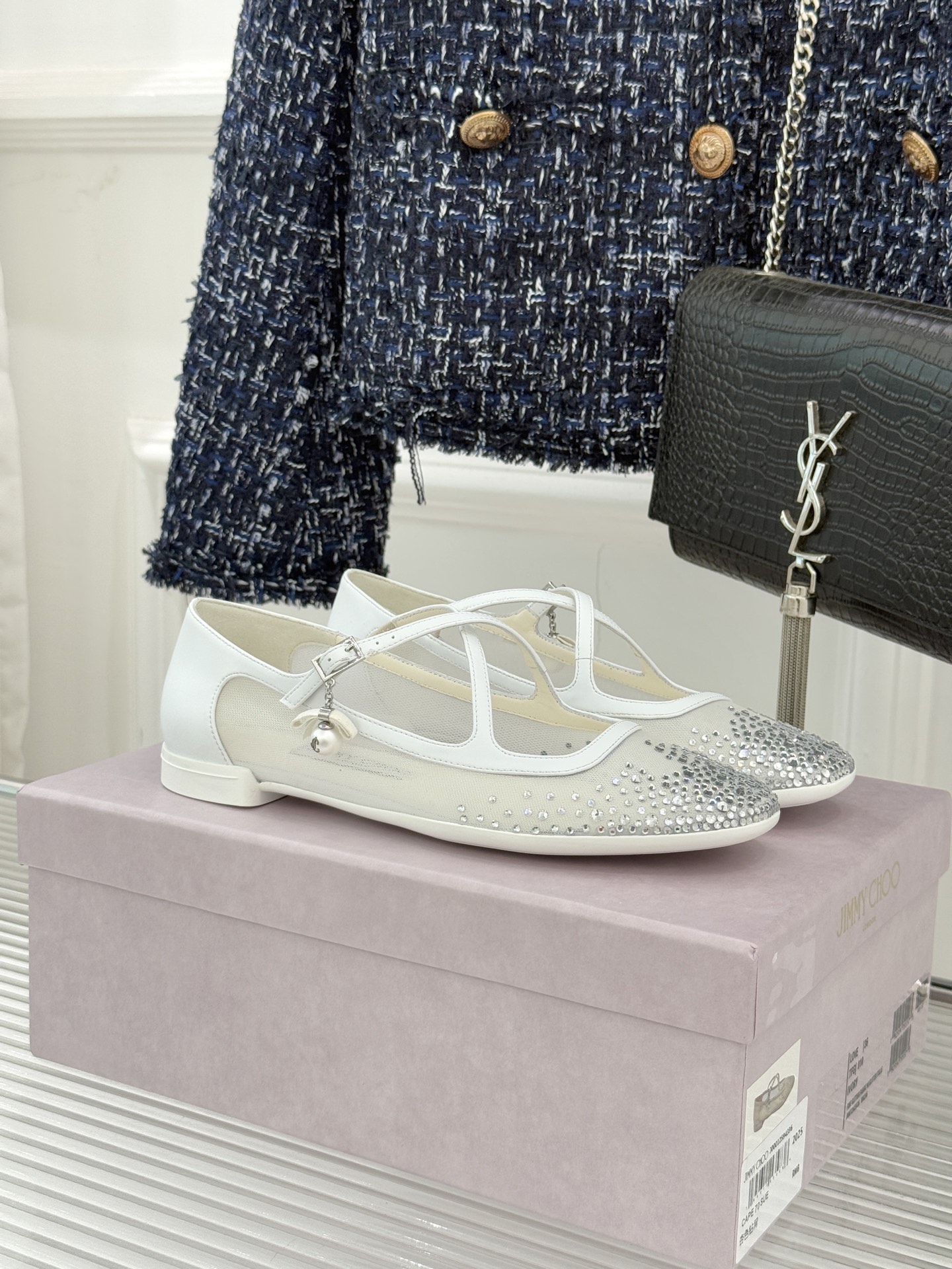 Jimmy Choo/吉米周JC经典交叉带水钻网纱平底玛丽珍鞋回溯千禧热潮 定格精致锋芒以品牌标志性奢华